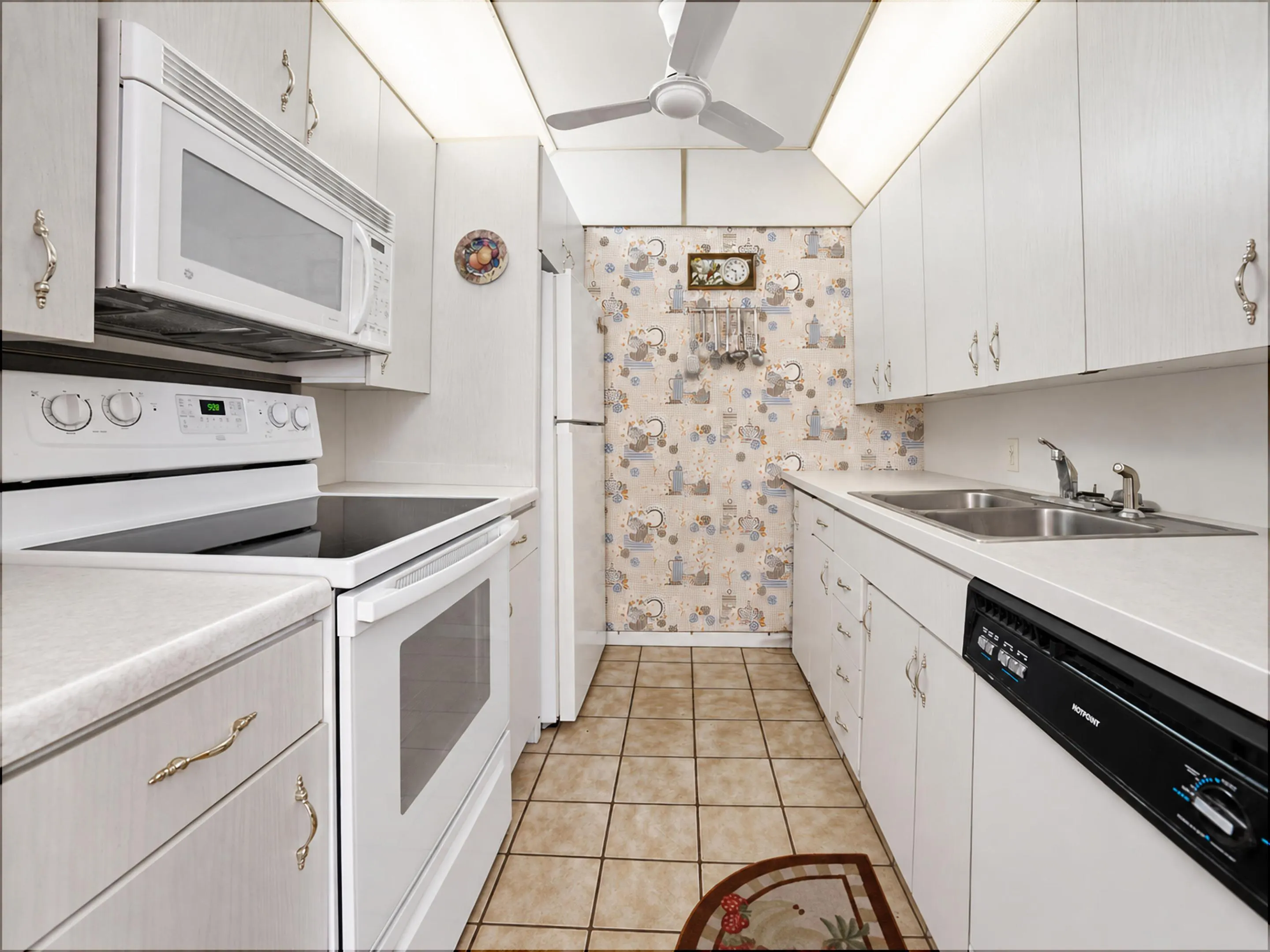 2905 Victoria Place #J3