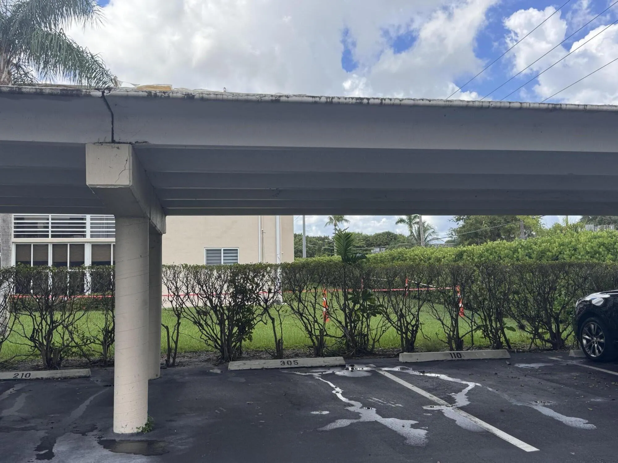 2615 GARDEN Drive N #305