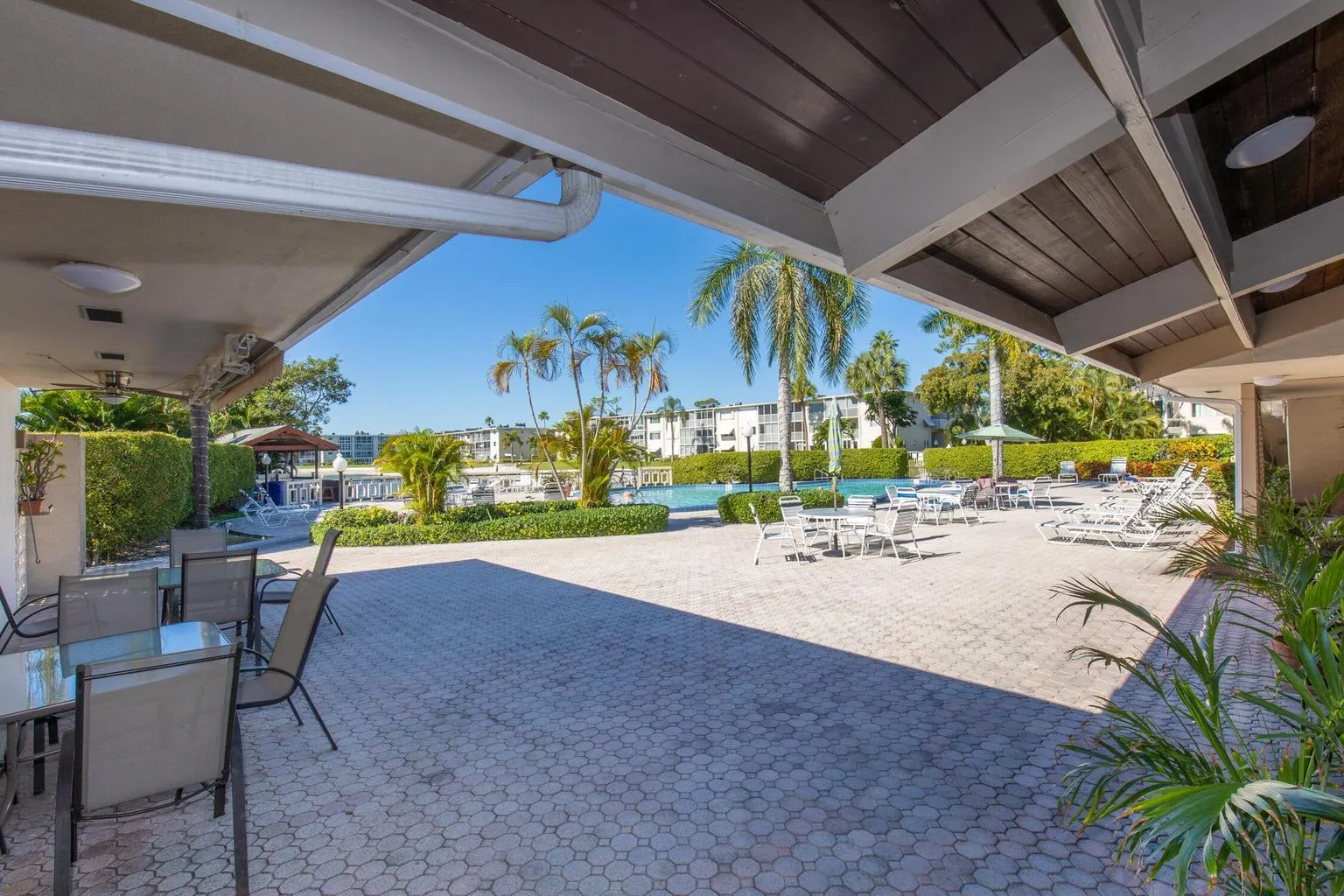 2615 GARDEN Drive N #305