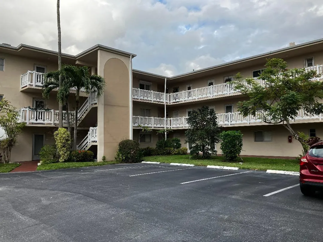 2615 GARDEN Drive N #305