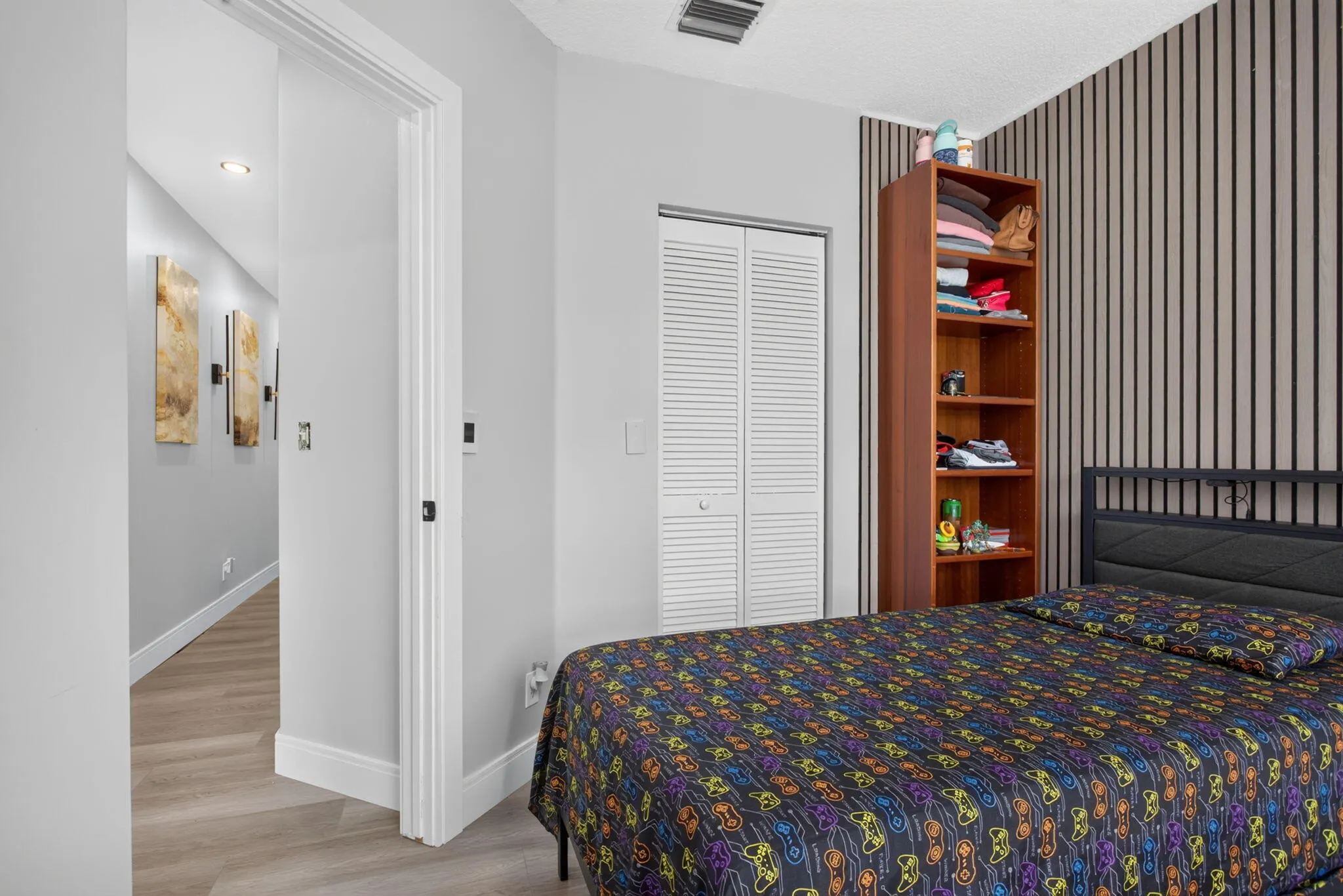 2911 E SABLE Circle