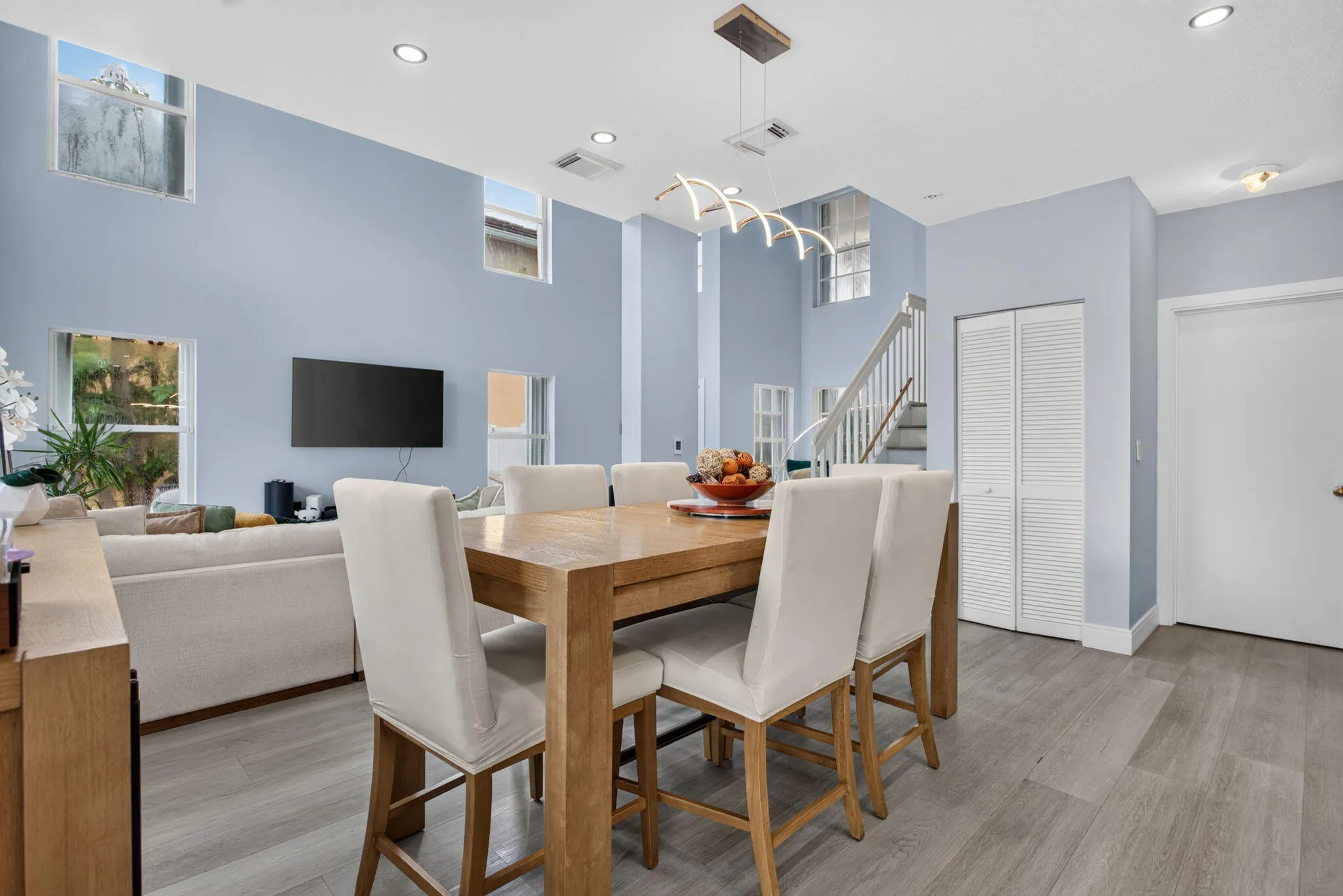 2911 E SABLE Circle