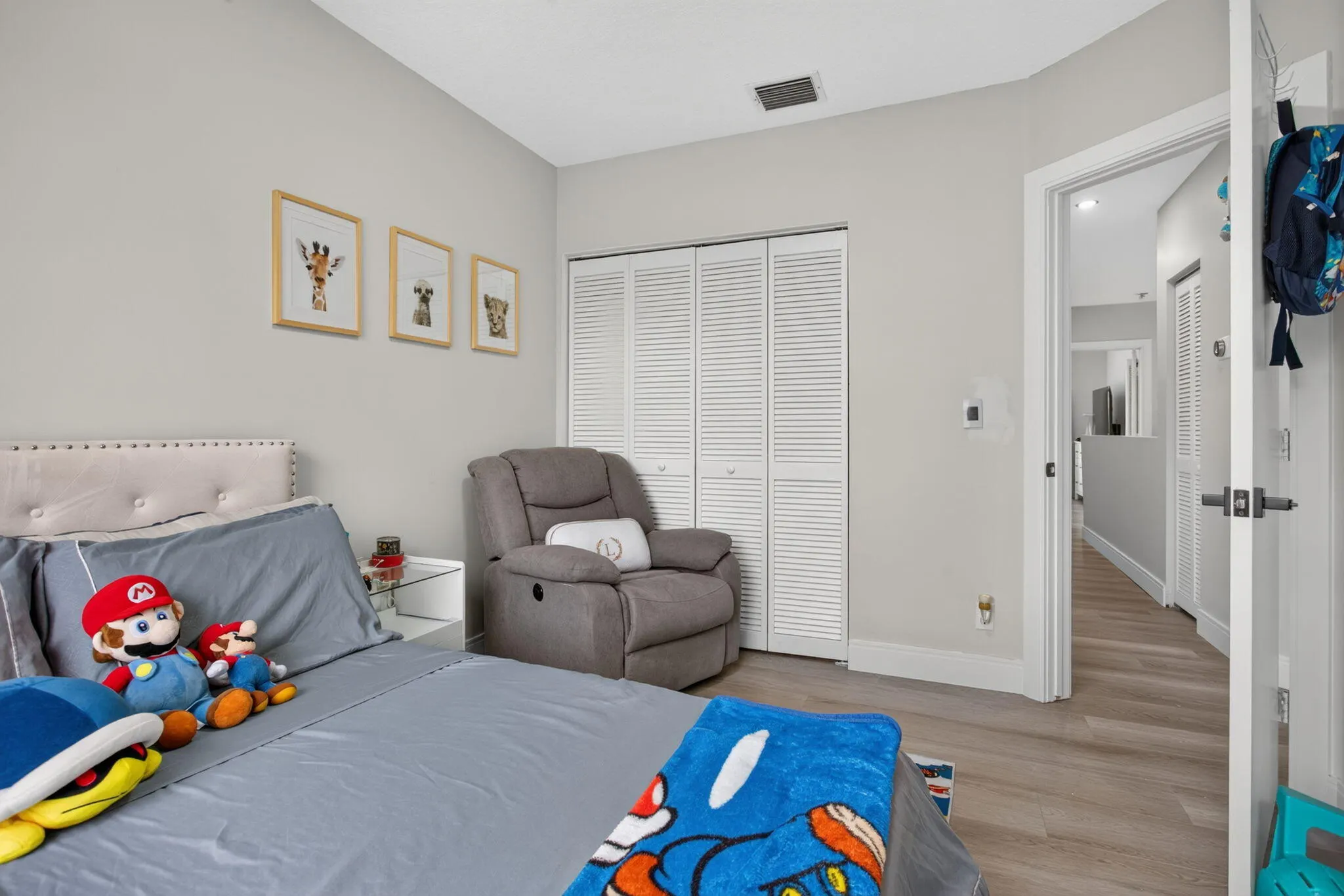 2911 E SABLE Circle