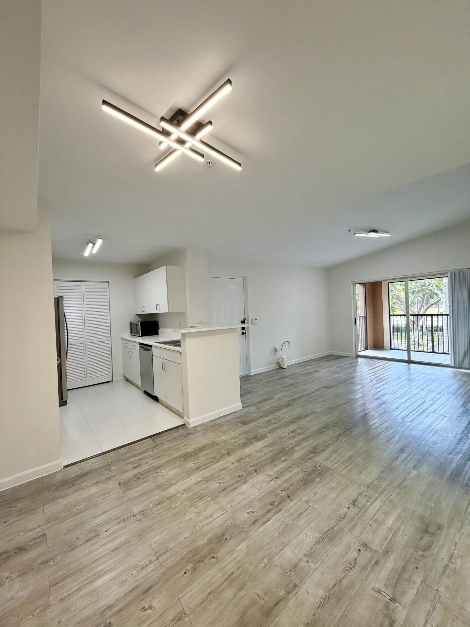 4852 N STATE ROAD 7 #207