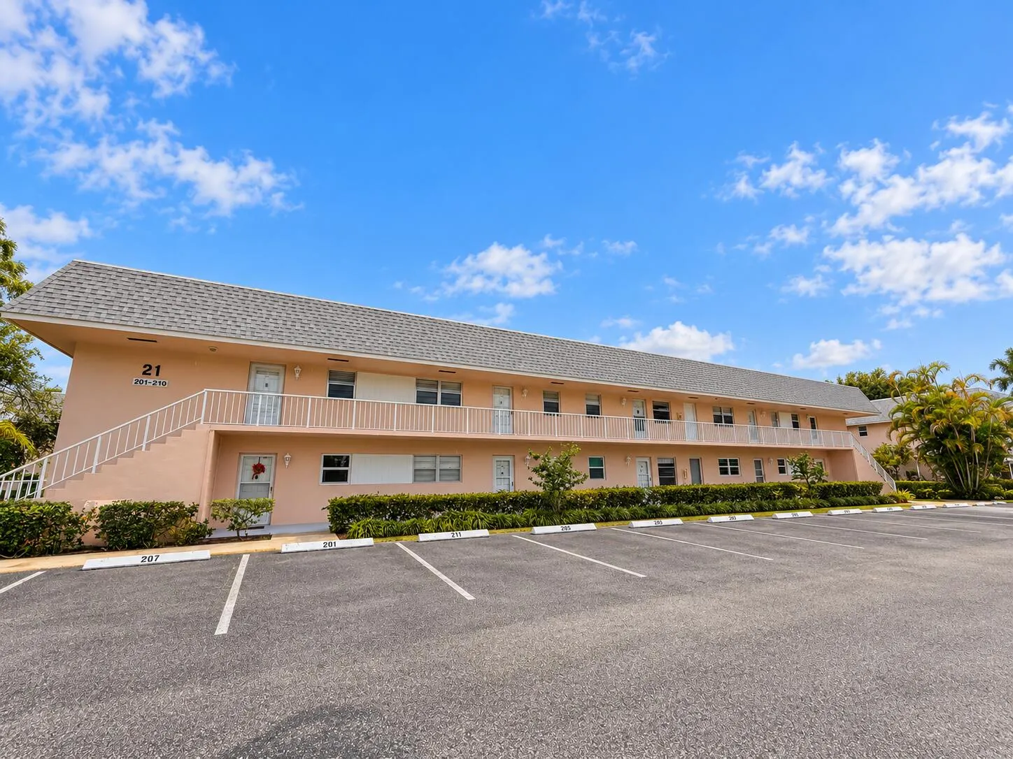 18081 SE COUNTRY CLUB Drive #21-207