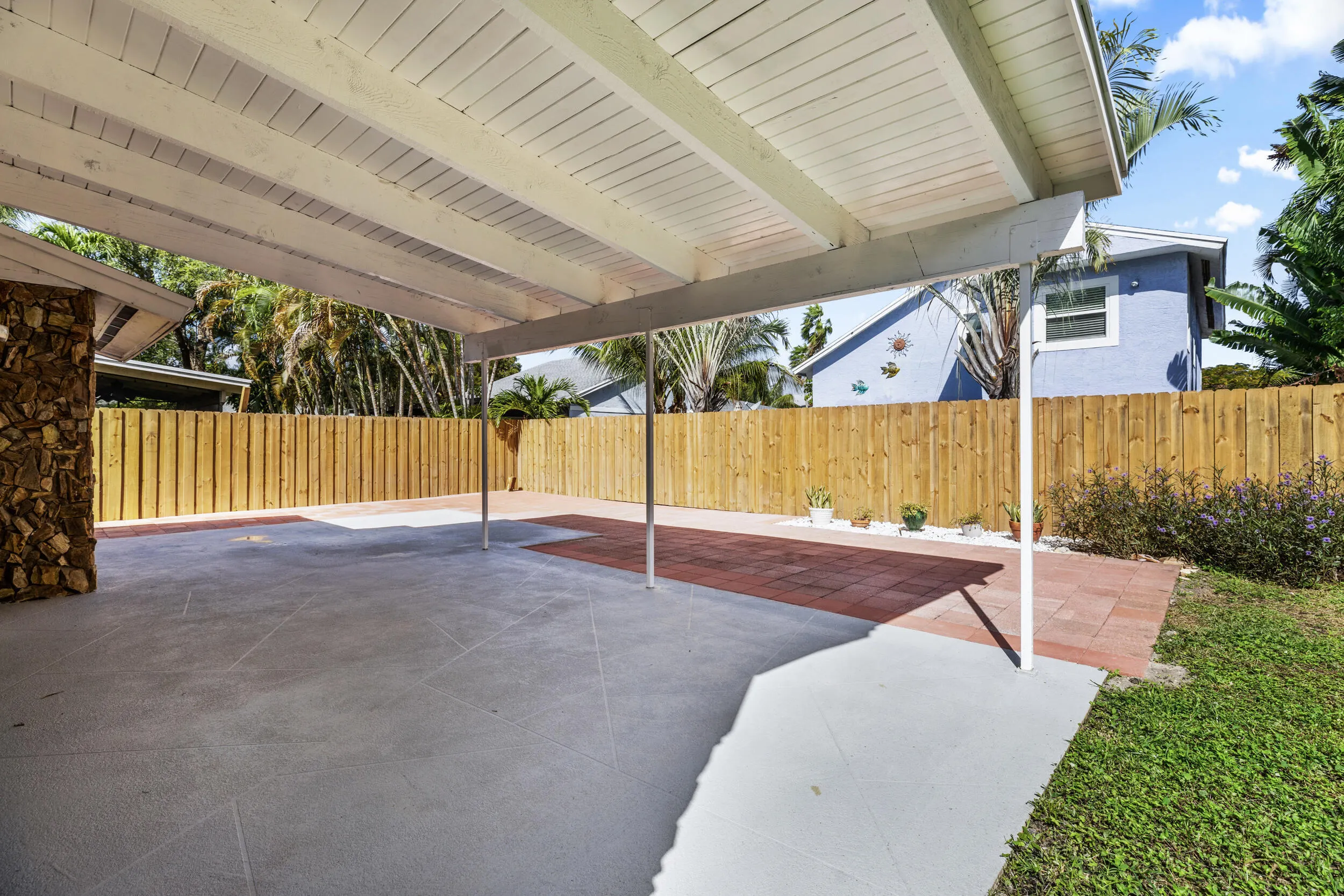 2552 Ella Street
