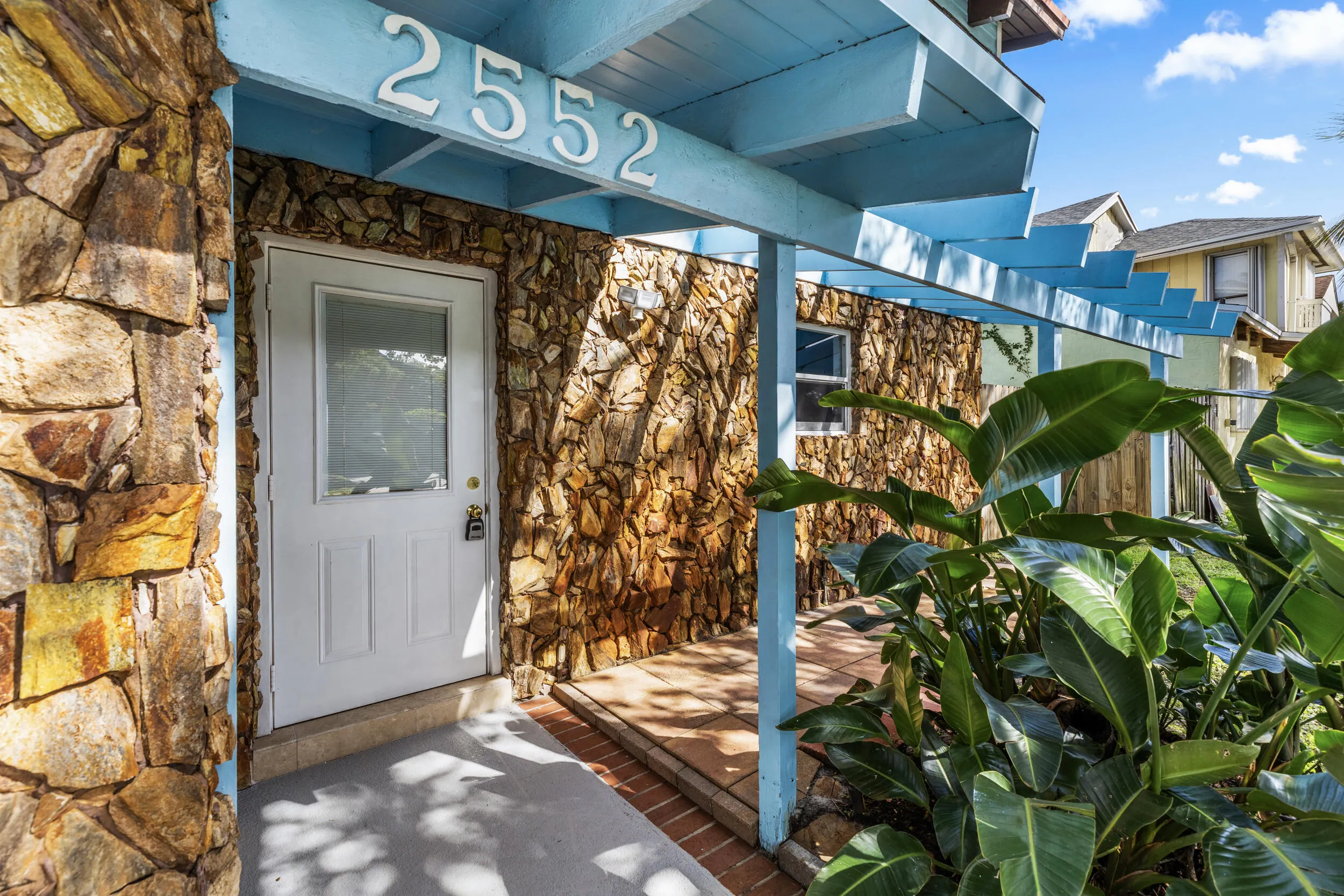 2552 Ella Street