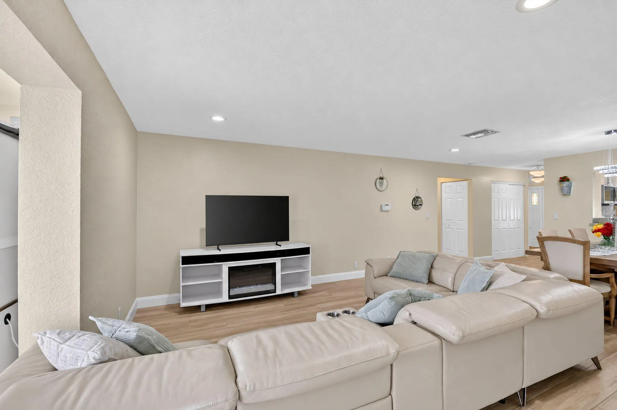 7099 PINE MANOR Drive