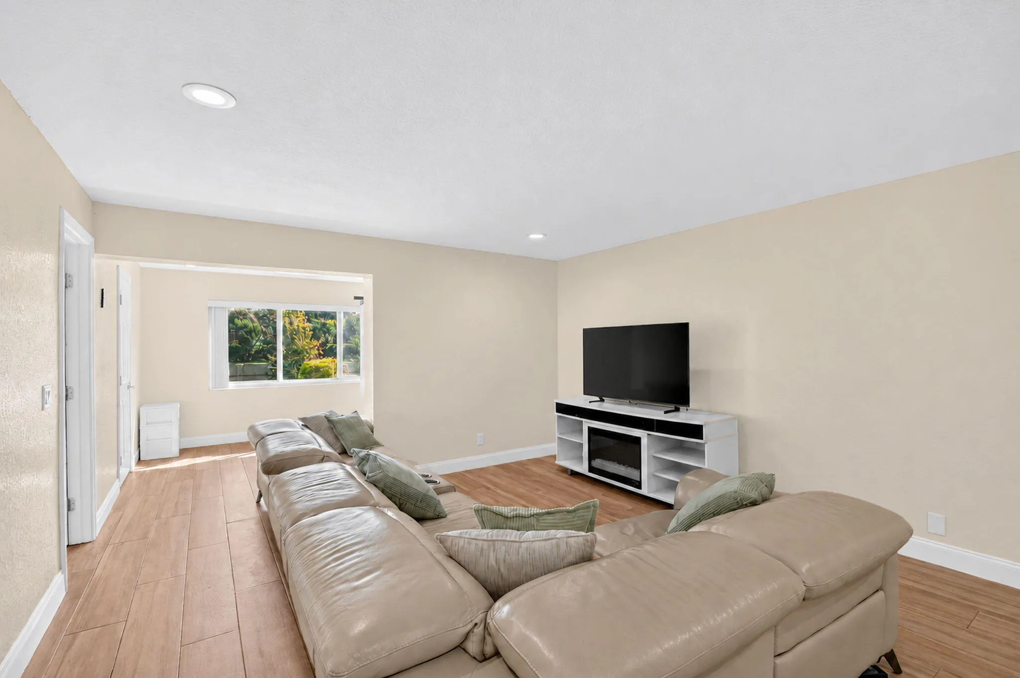7099 PINE MANOR Drive