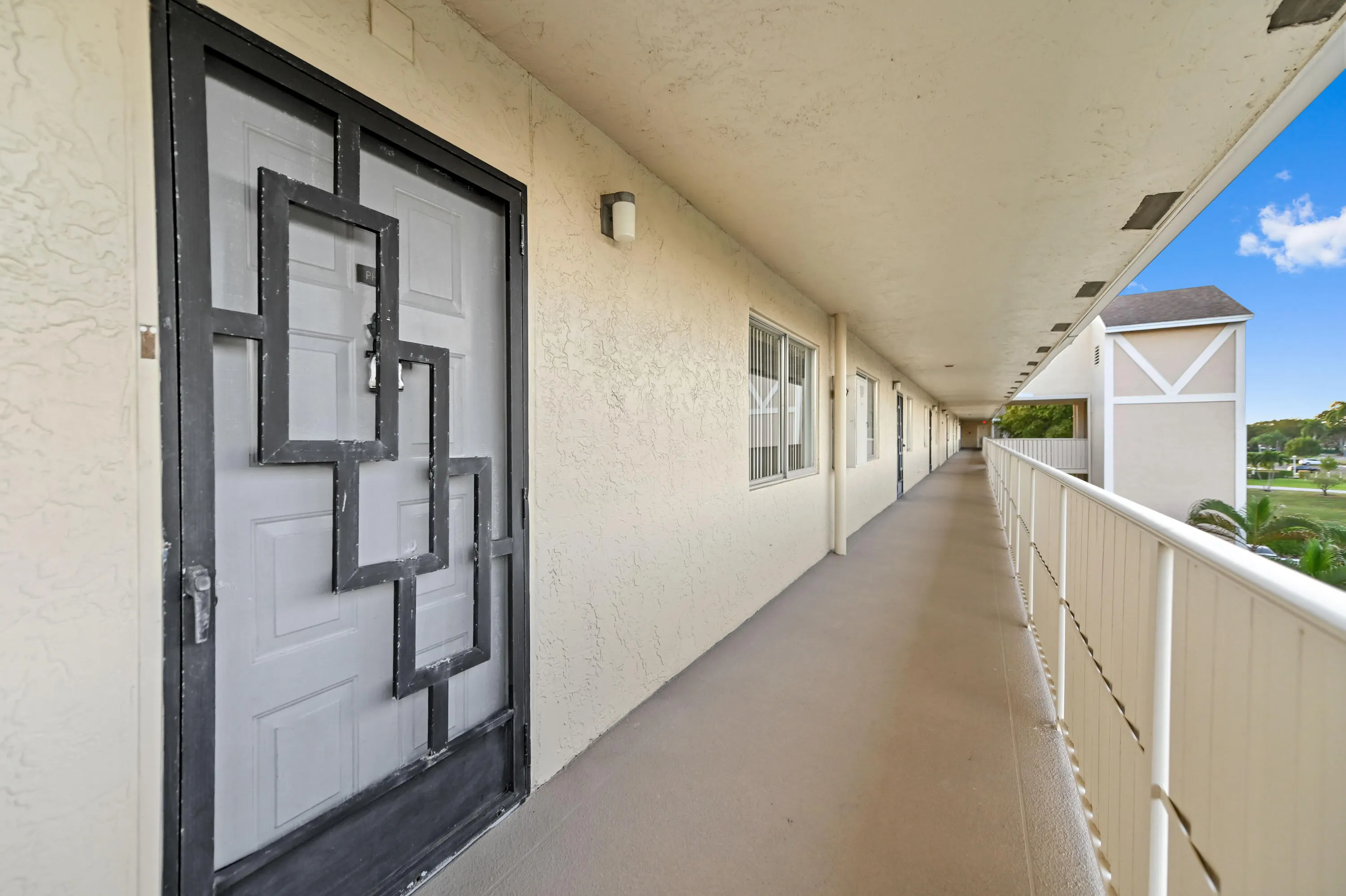 7286 HUNTINGTON Lane #402