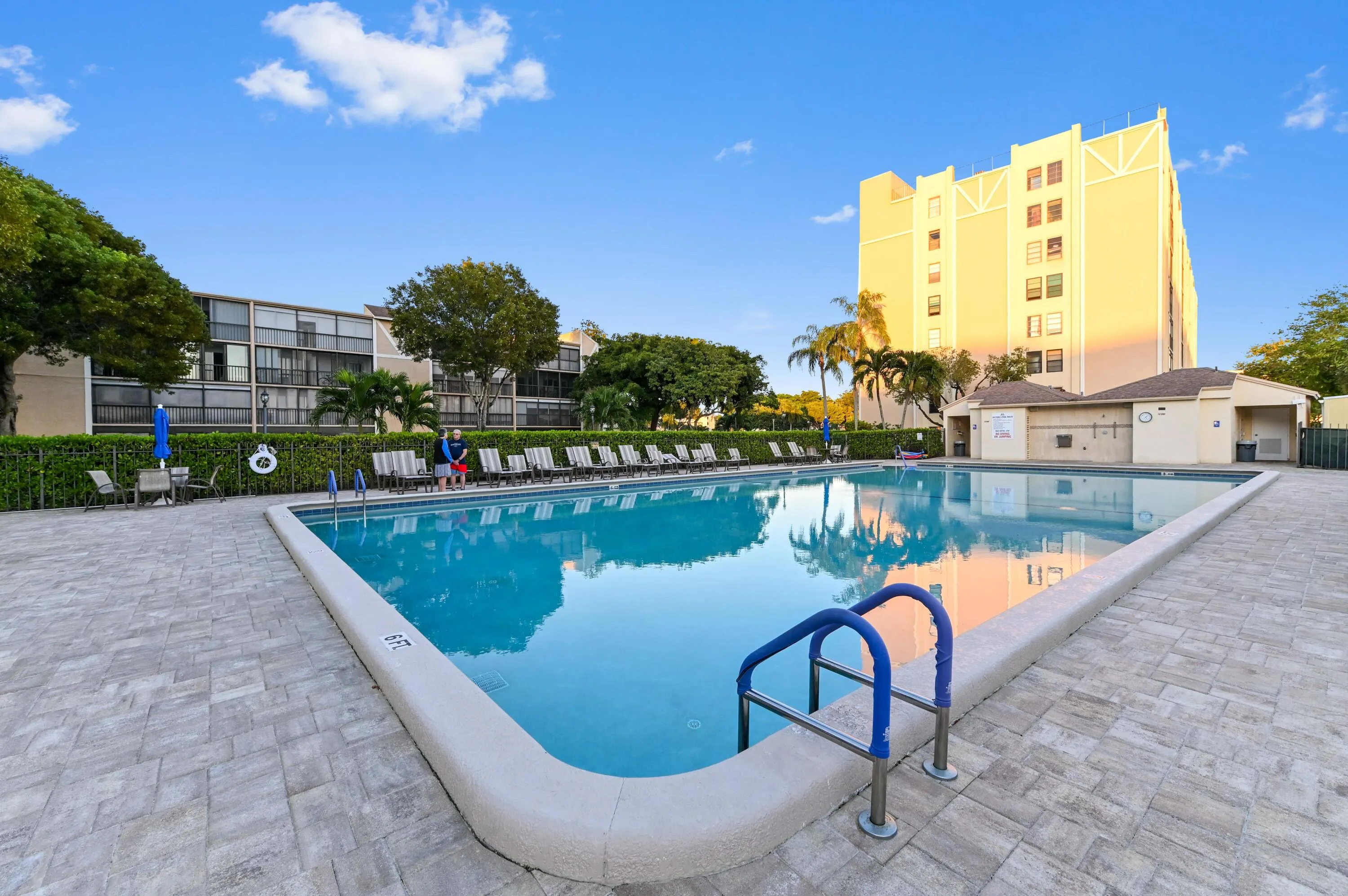 7286 HUNTINGTON Lane #402