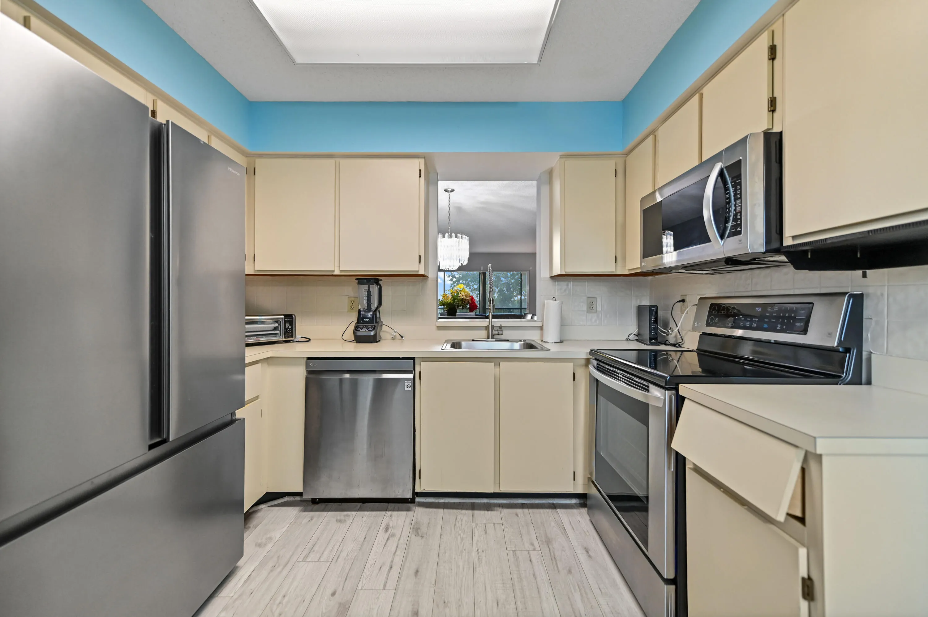 7286 HUNTINGTON Lane #402