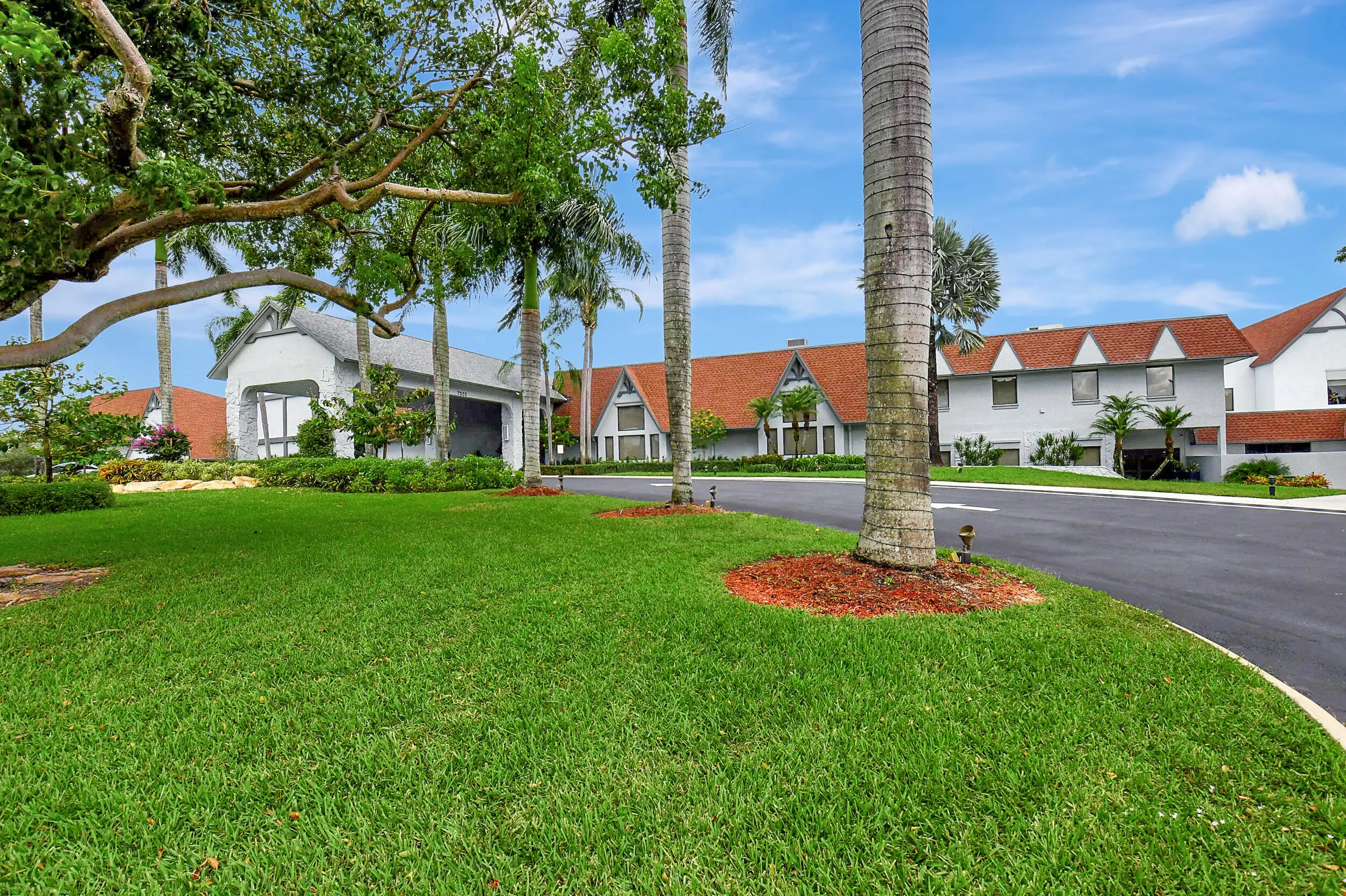 7286 HUNTINGTON Lane #402