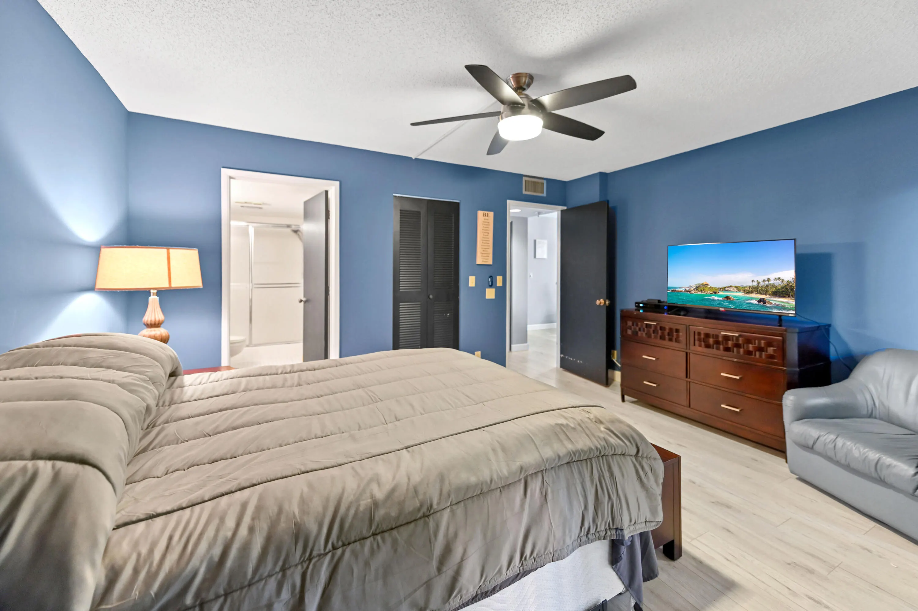 7286 HUNTINGTON Lane #402