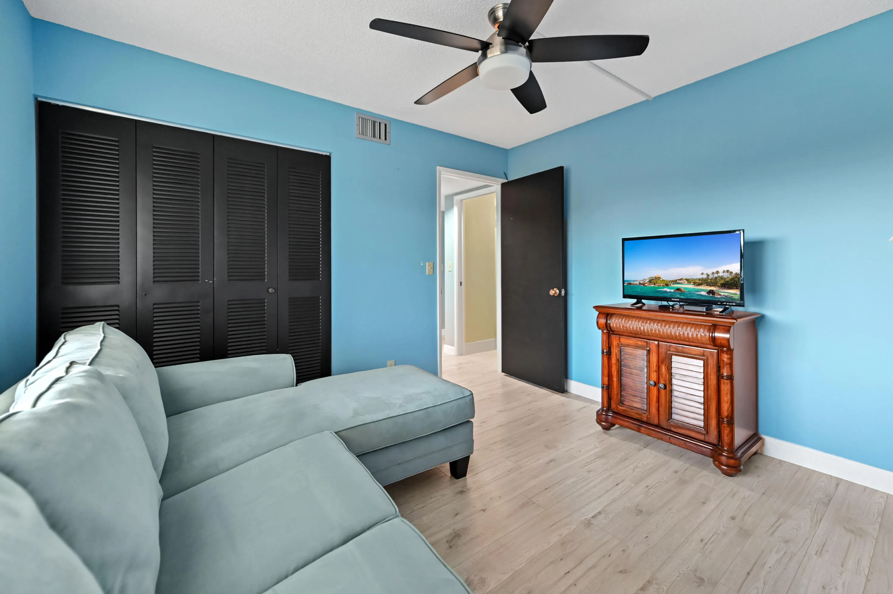 7286 HUNTINGTON Lane #402