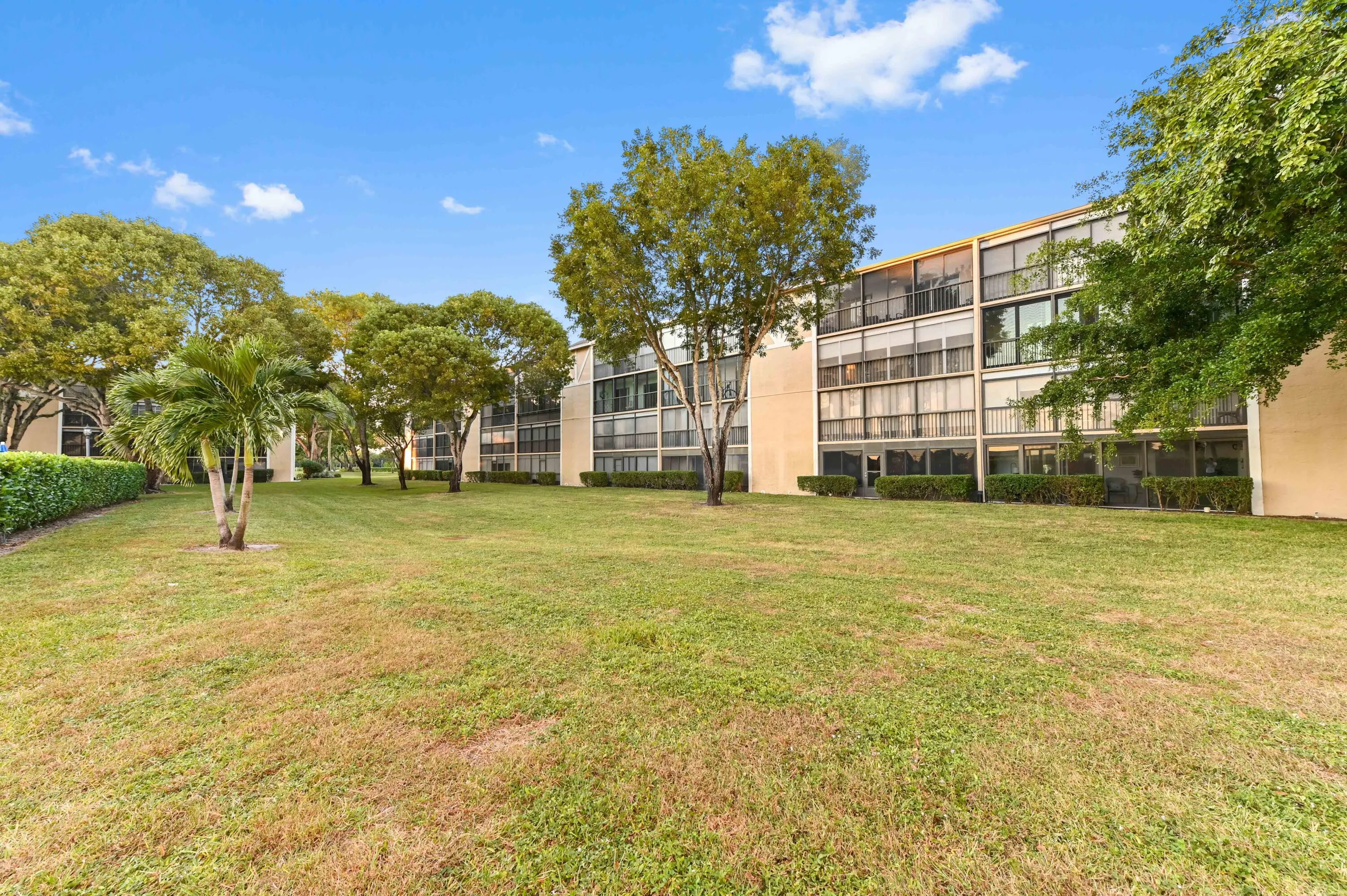 7286 HUNTINGTON Lane #402