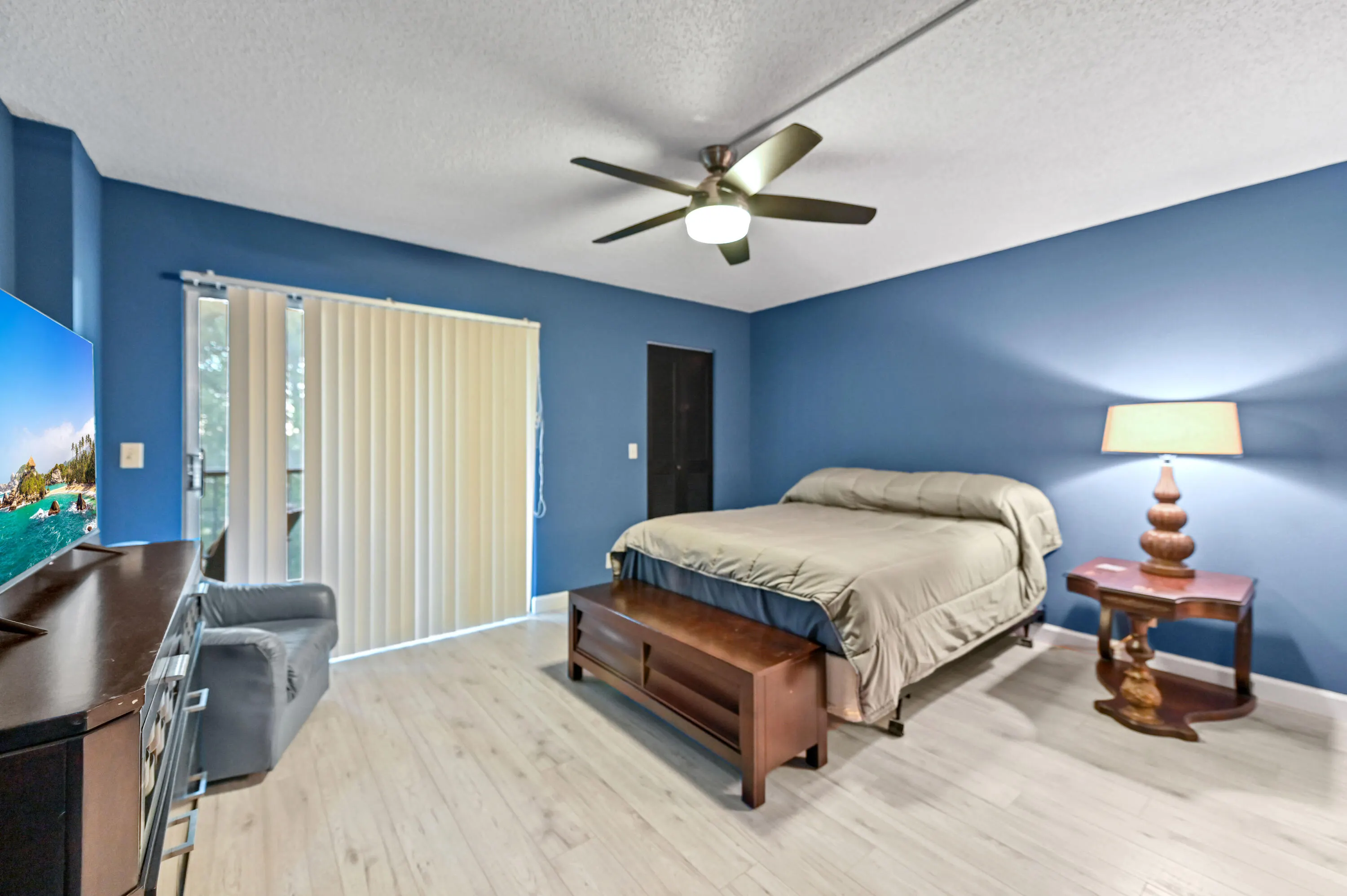 7286 HUNTINGTON Lane #402