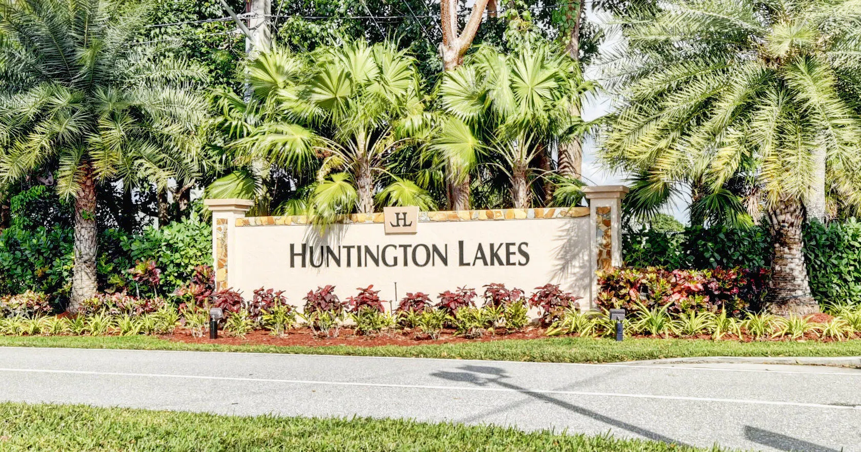 7286 HUNTINGTON Lane #402