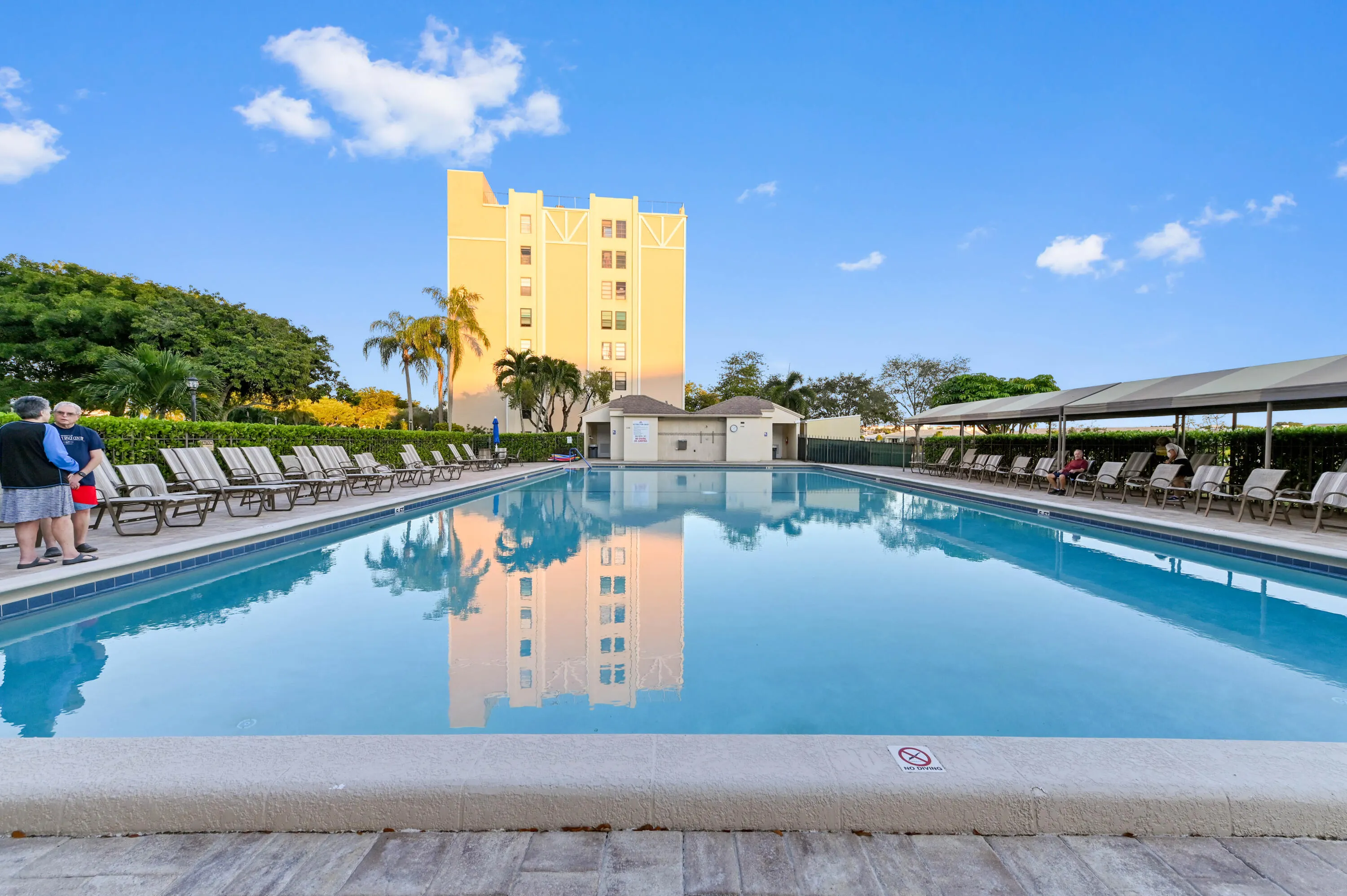 7286 HUNTINGTON Lane #402