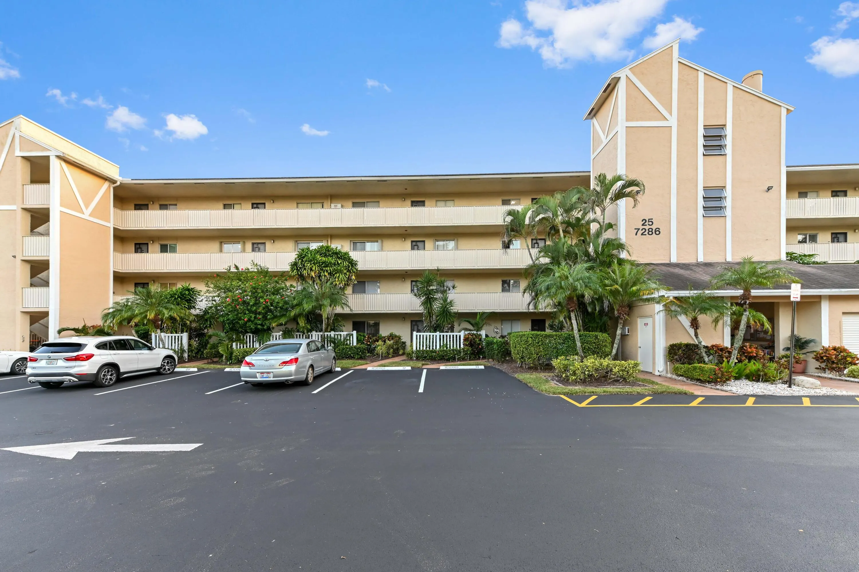 7286 HUNTINGTON Lane #402