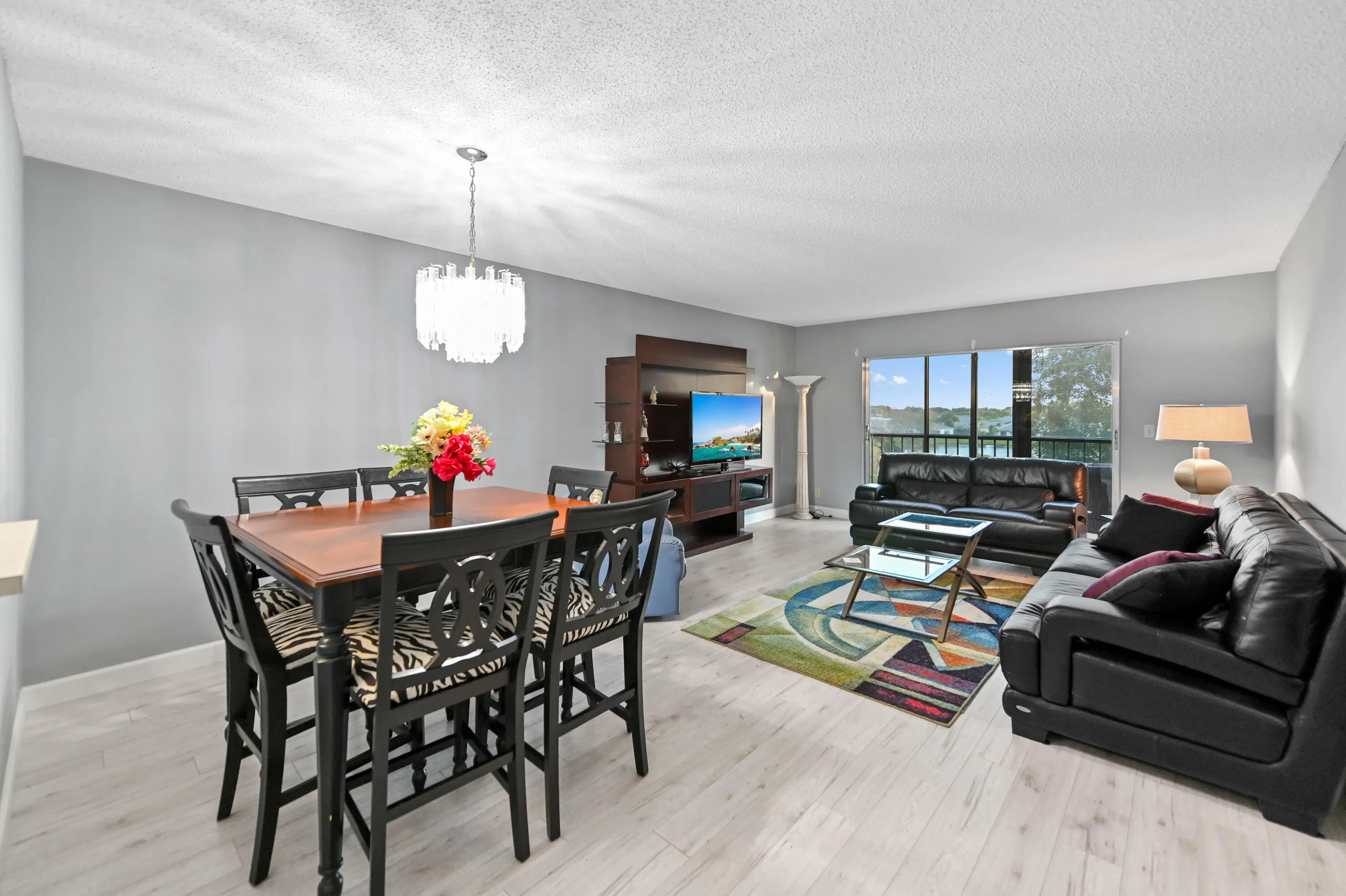 7286 HUNTINGTON Lane #402