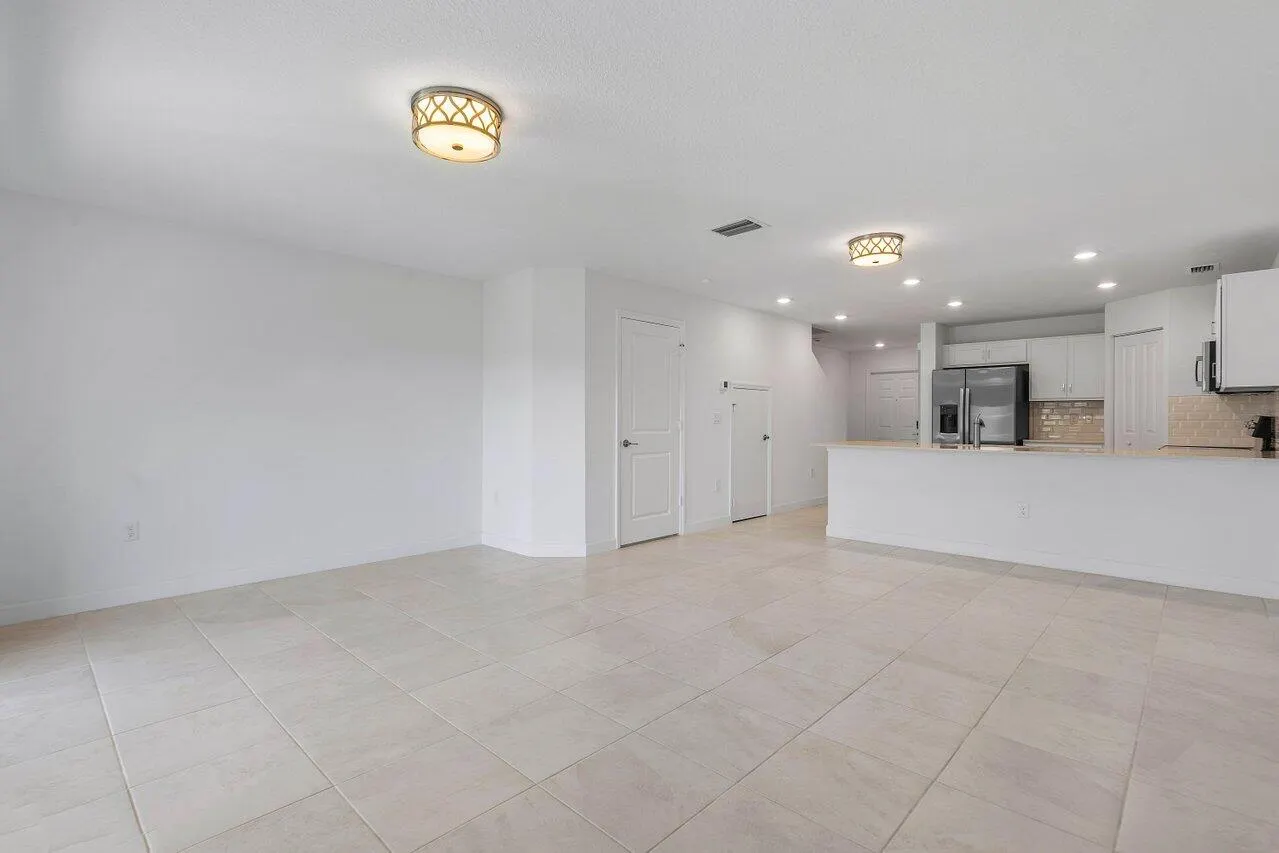 6758 Broadwater Lane