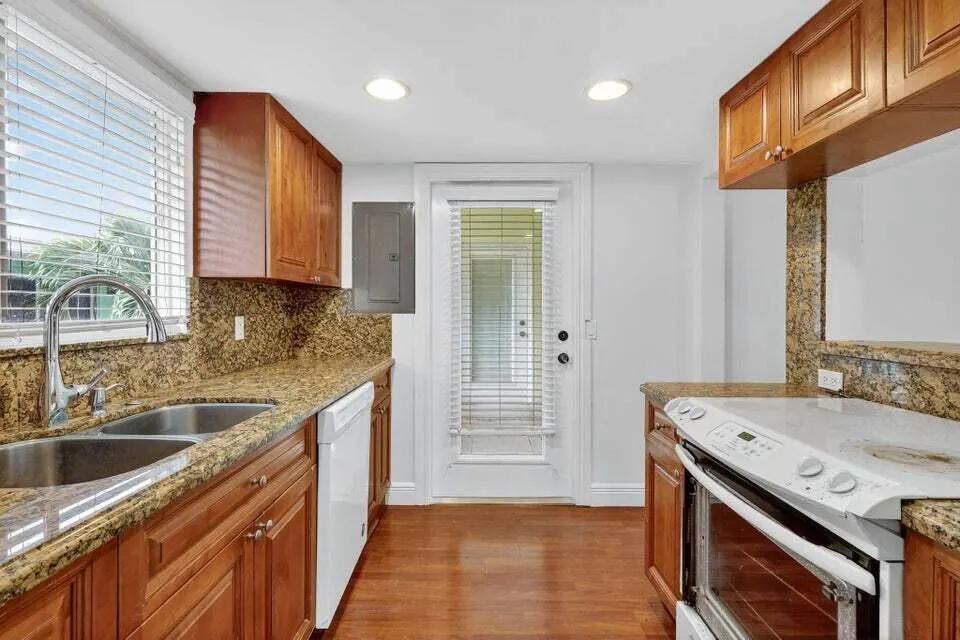 49 SE 7TH Avenue