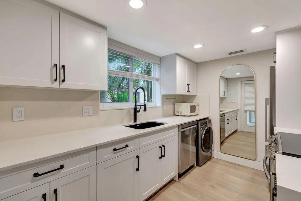49 SE 7TH Avenue