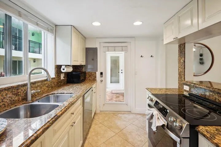 49 SE 7TH Avenue