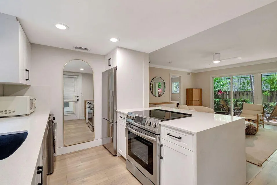 49 SE 7TH Avenue