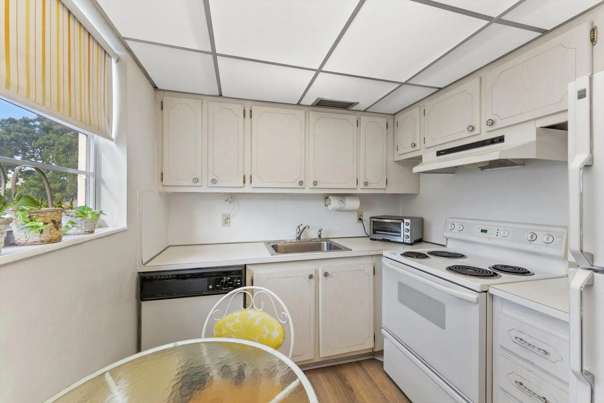 256 MARKHAM L