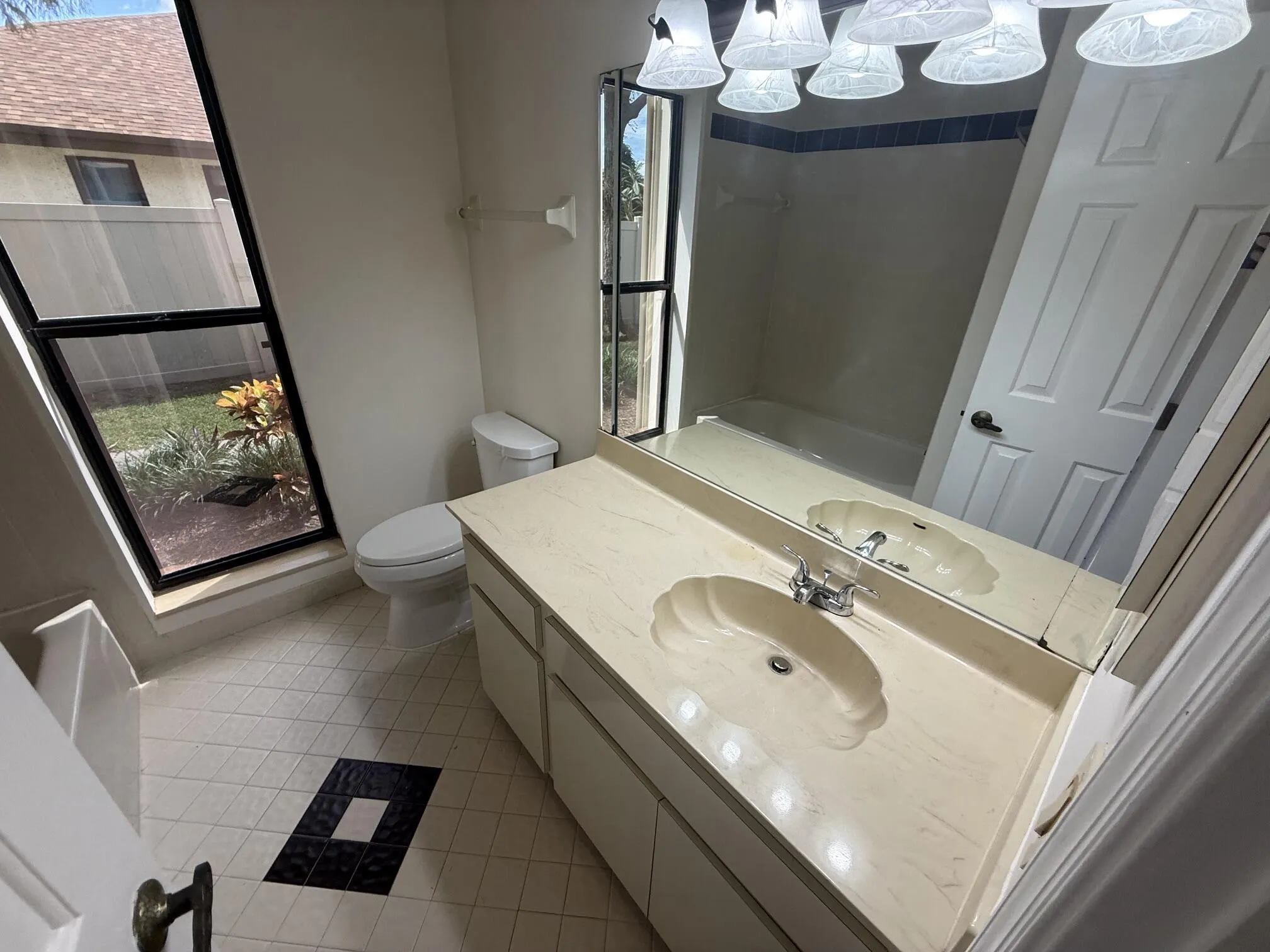835 IVY Drive
