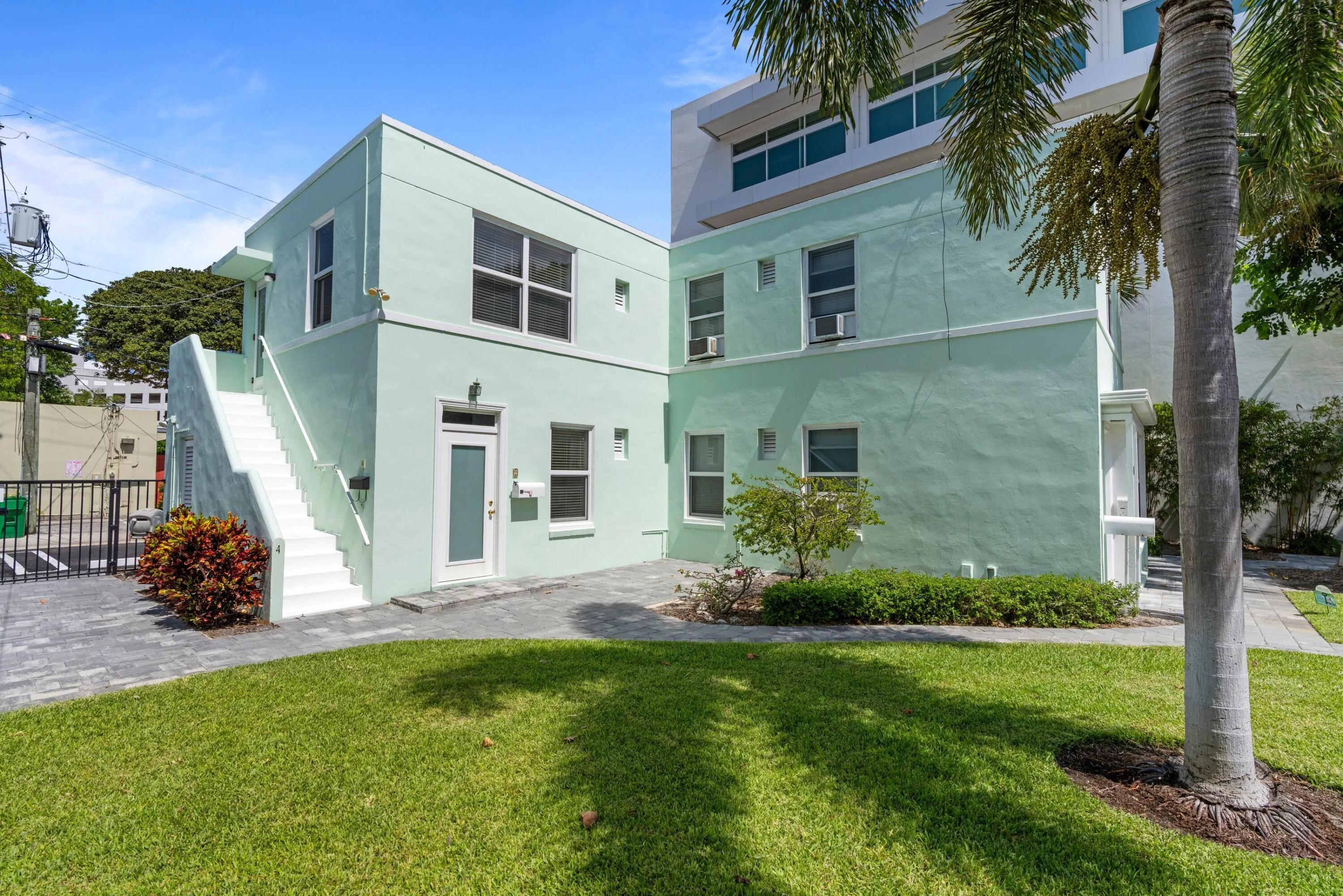 90 SE 5th Avenue #4