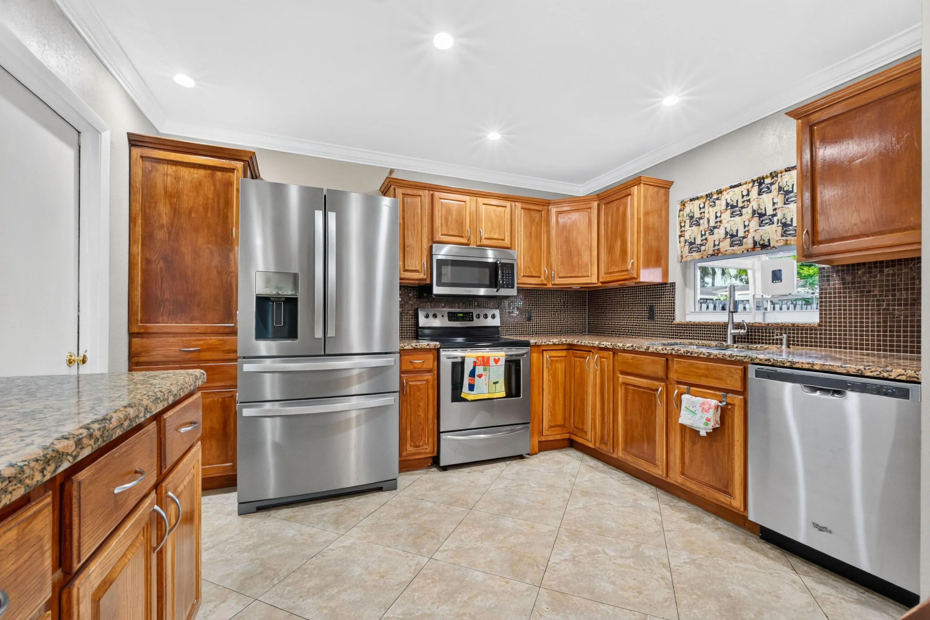 6911 SW 1ST Court