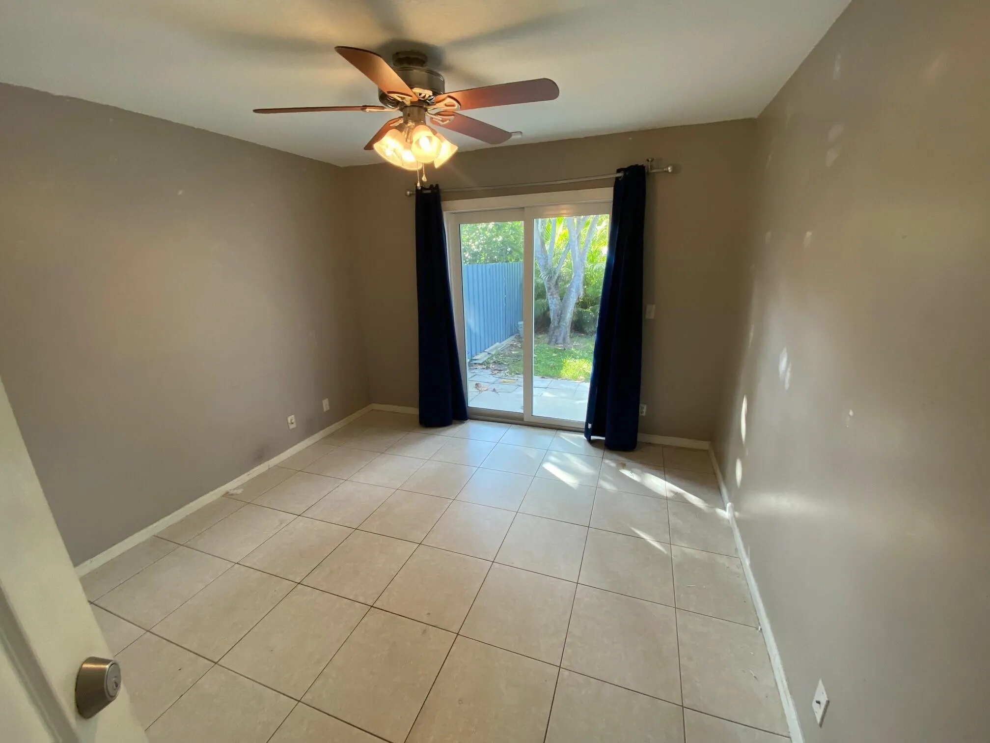 963 RED PARROT Lane