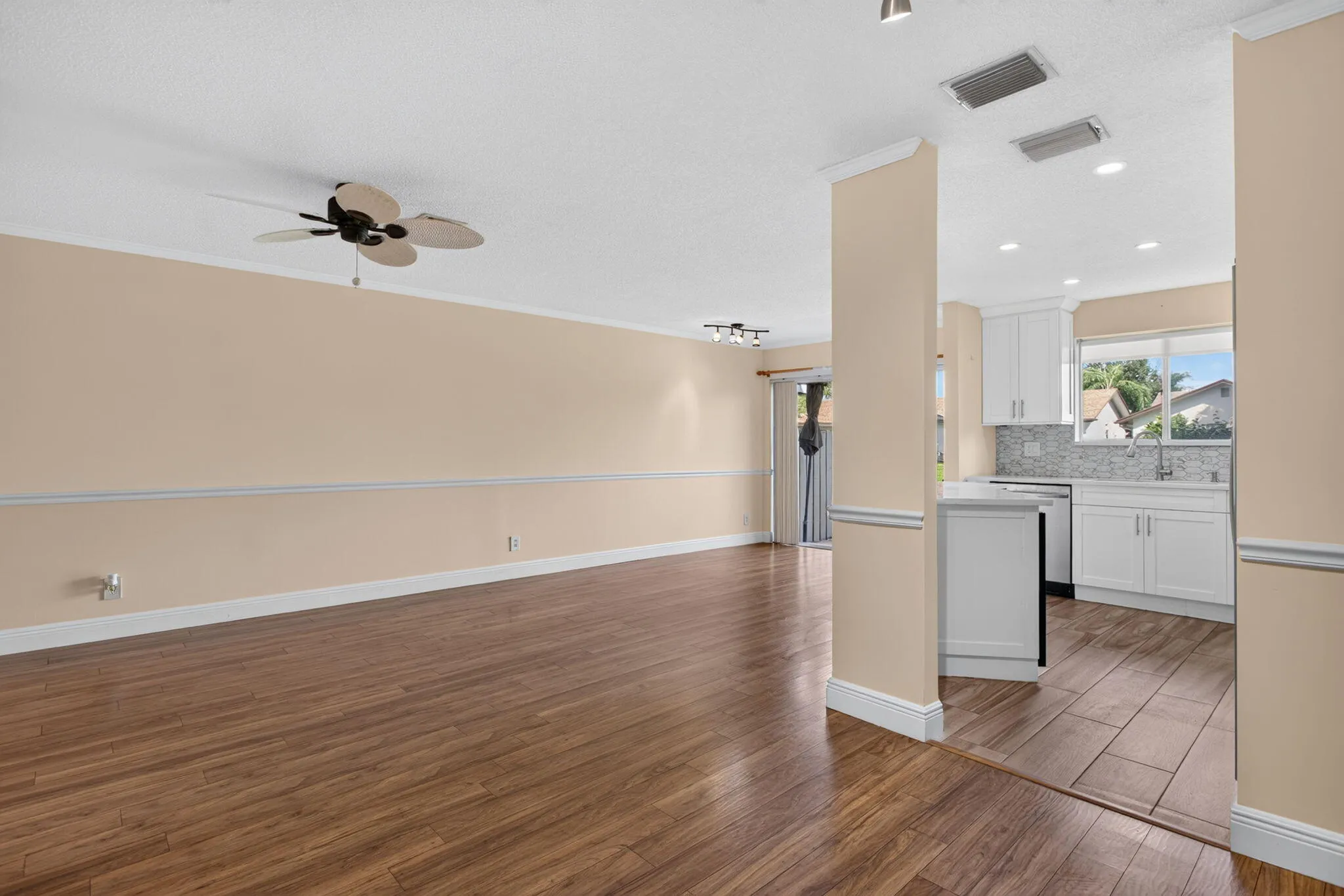 2047 DISCOVERY Circle E