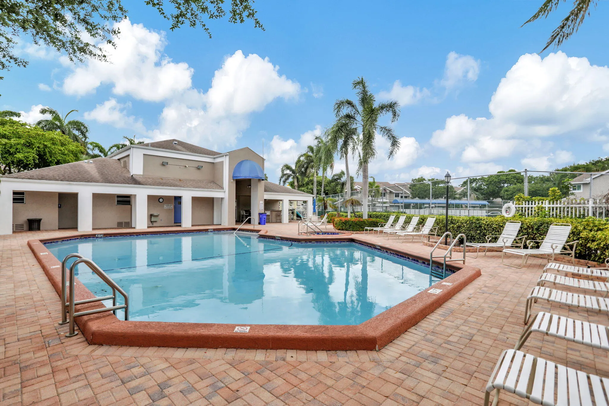 2047 DISCOVERY Circle E