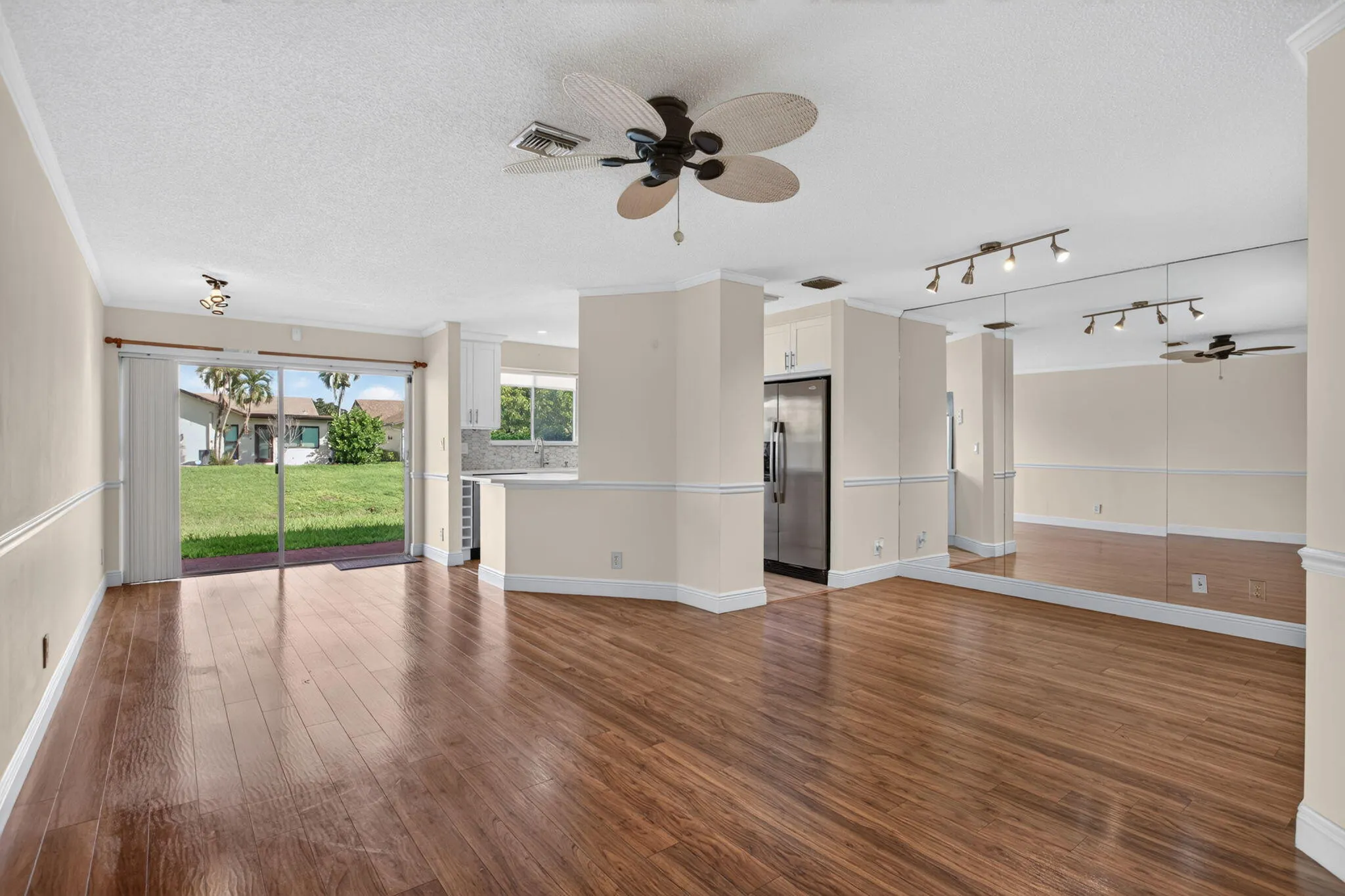 2047 DISCOVERY Circle E