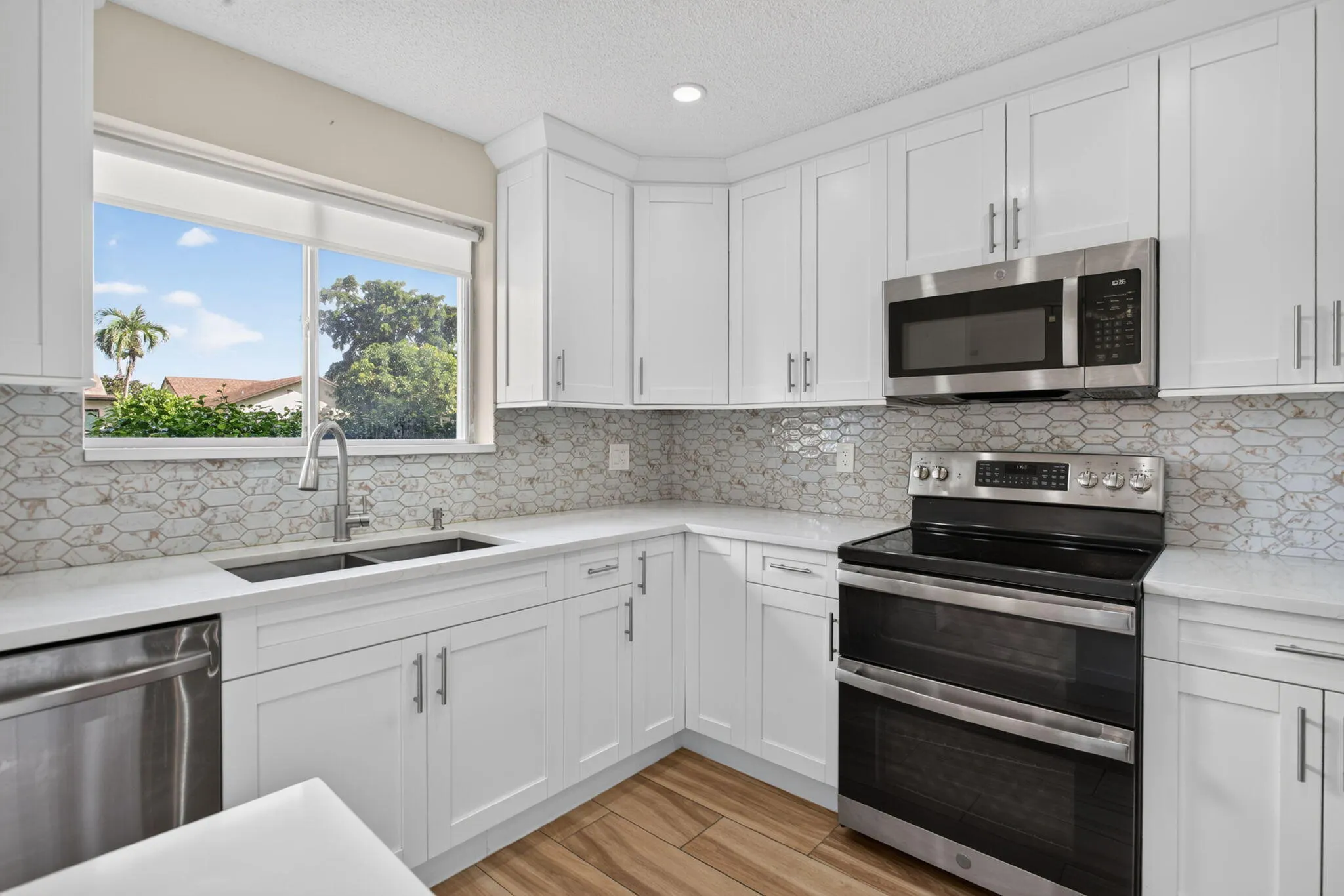 2047 DISCOVERY Circle E