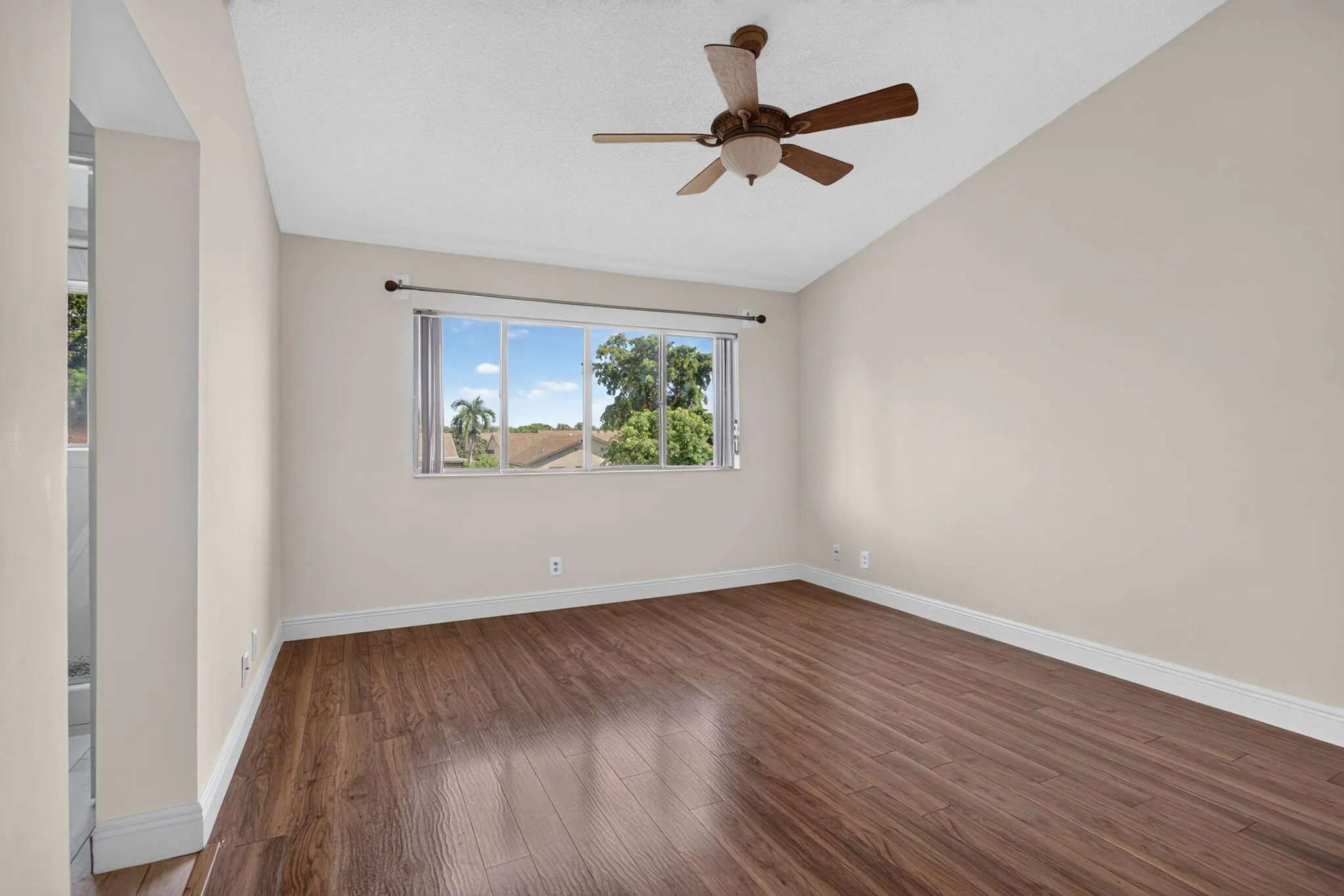 2047 DISCOVERY Circle E