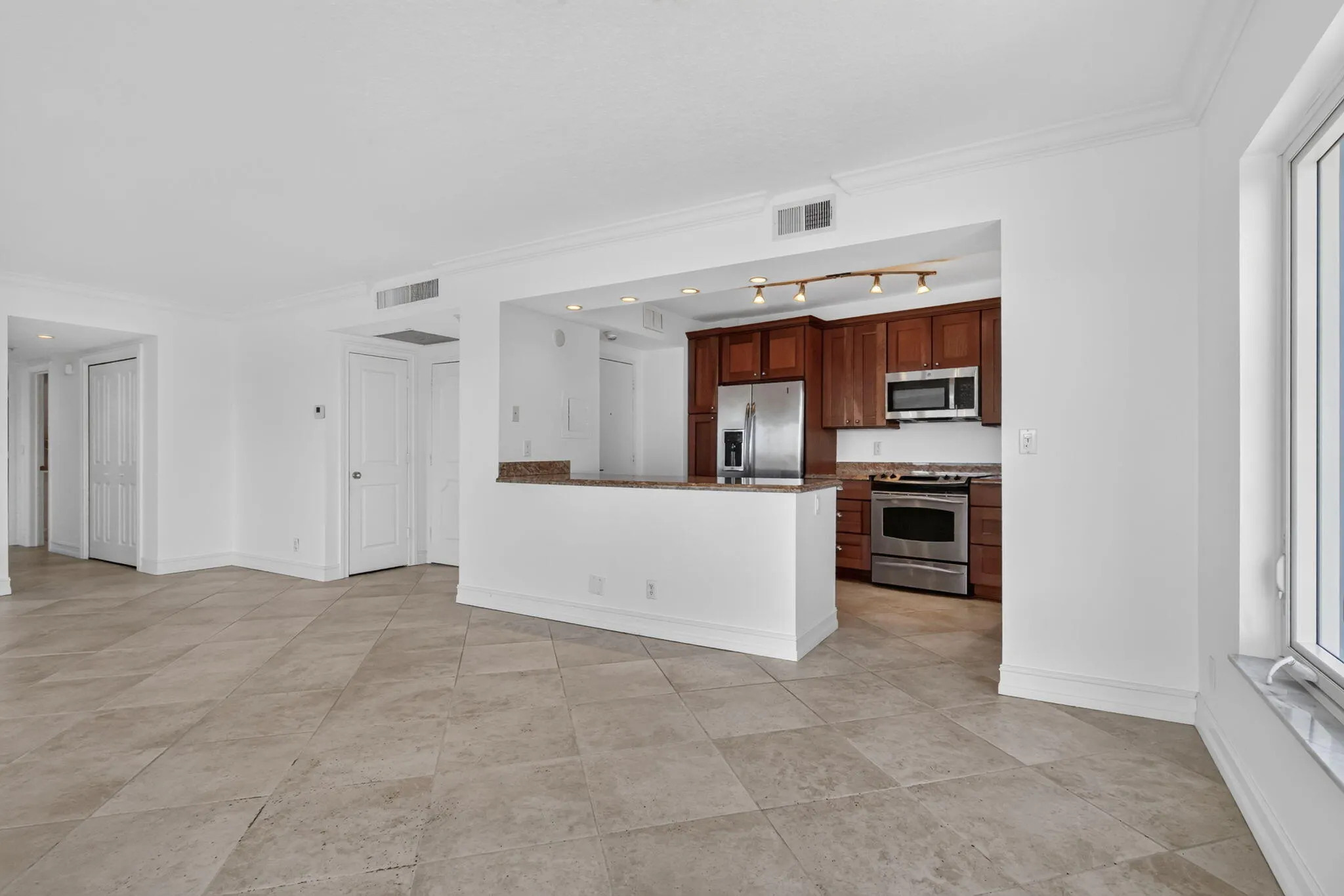 555 SE 6TH Avenue #4F