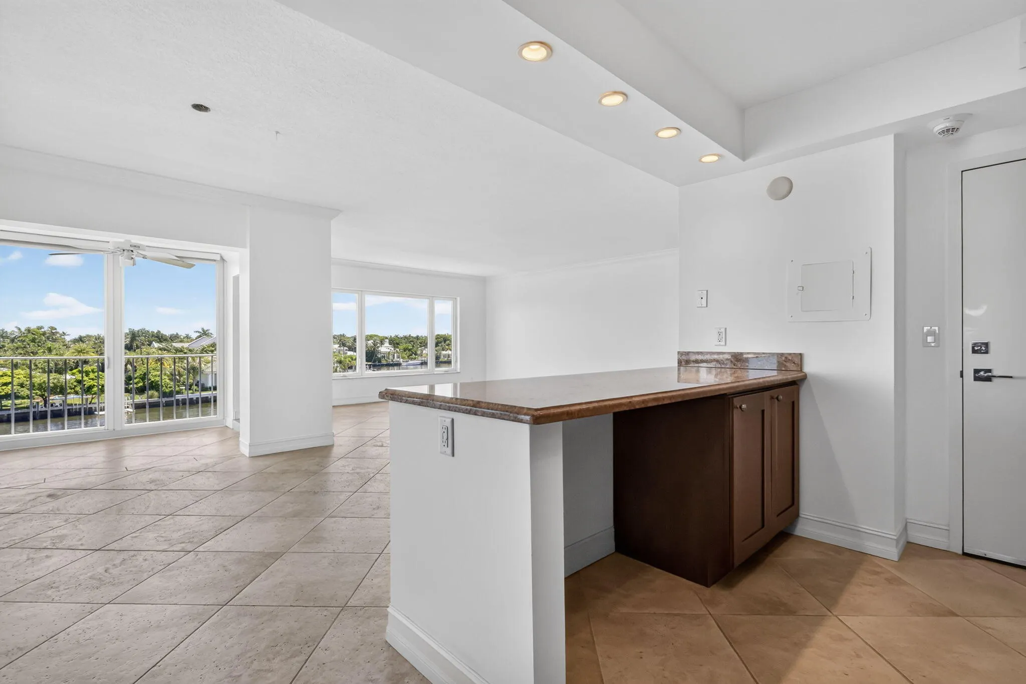 555 SE 6TH Avenue #4F