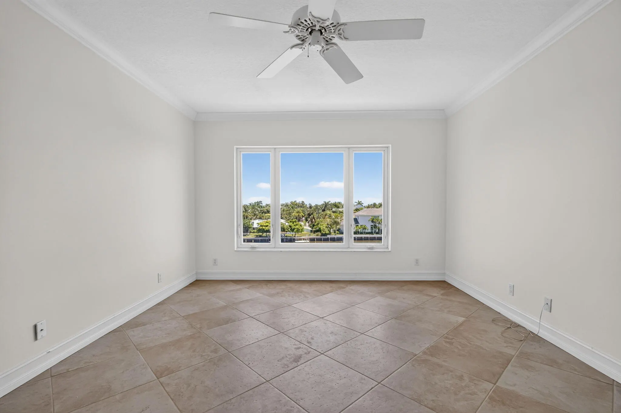 555 SE 6TH Avenue #4F