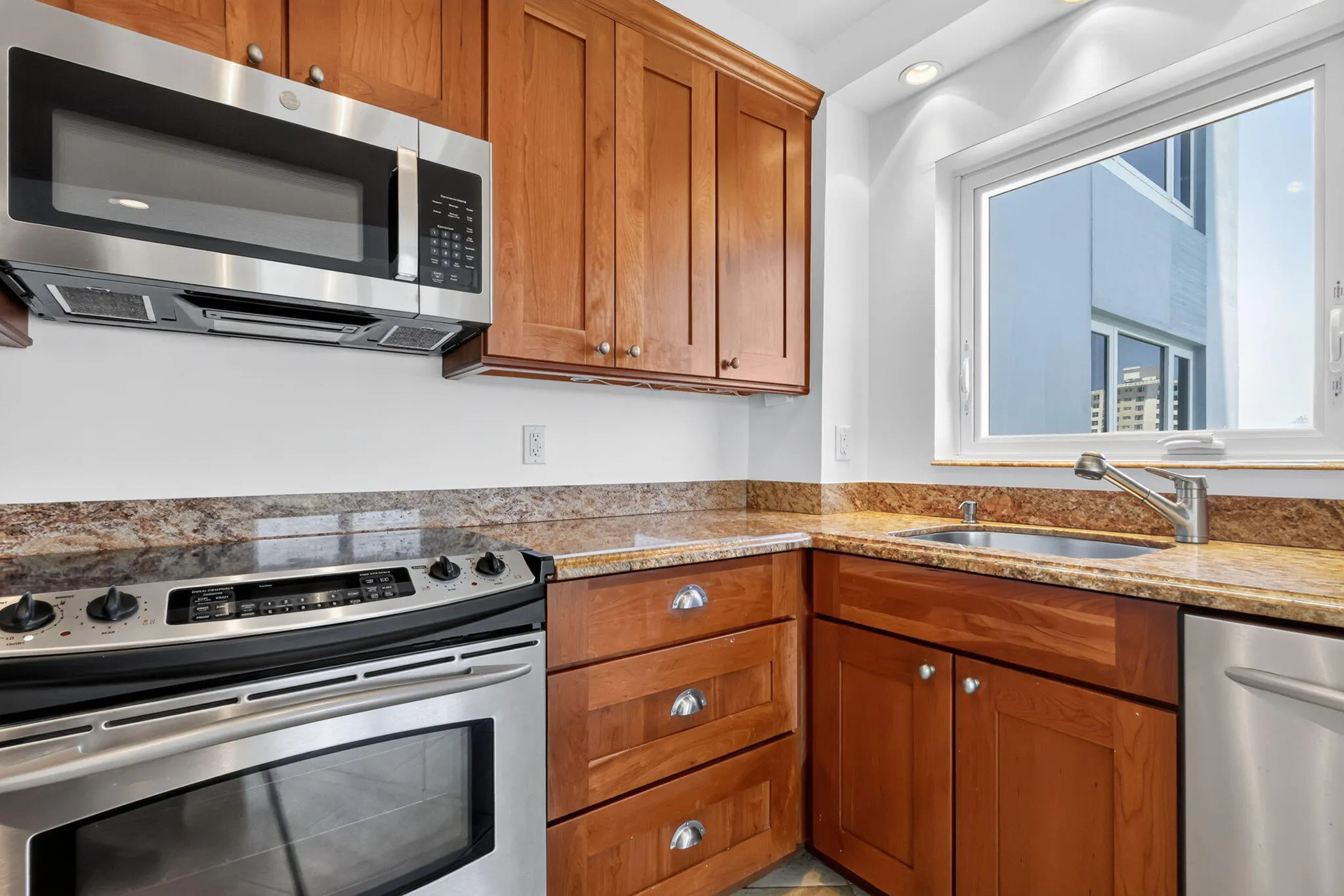 555 SE 6TH Avenue #4F