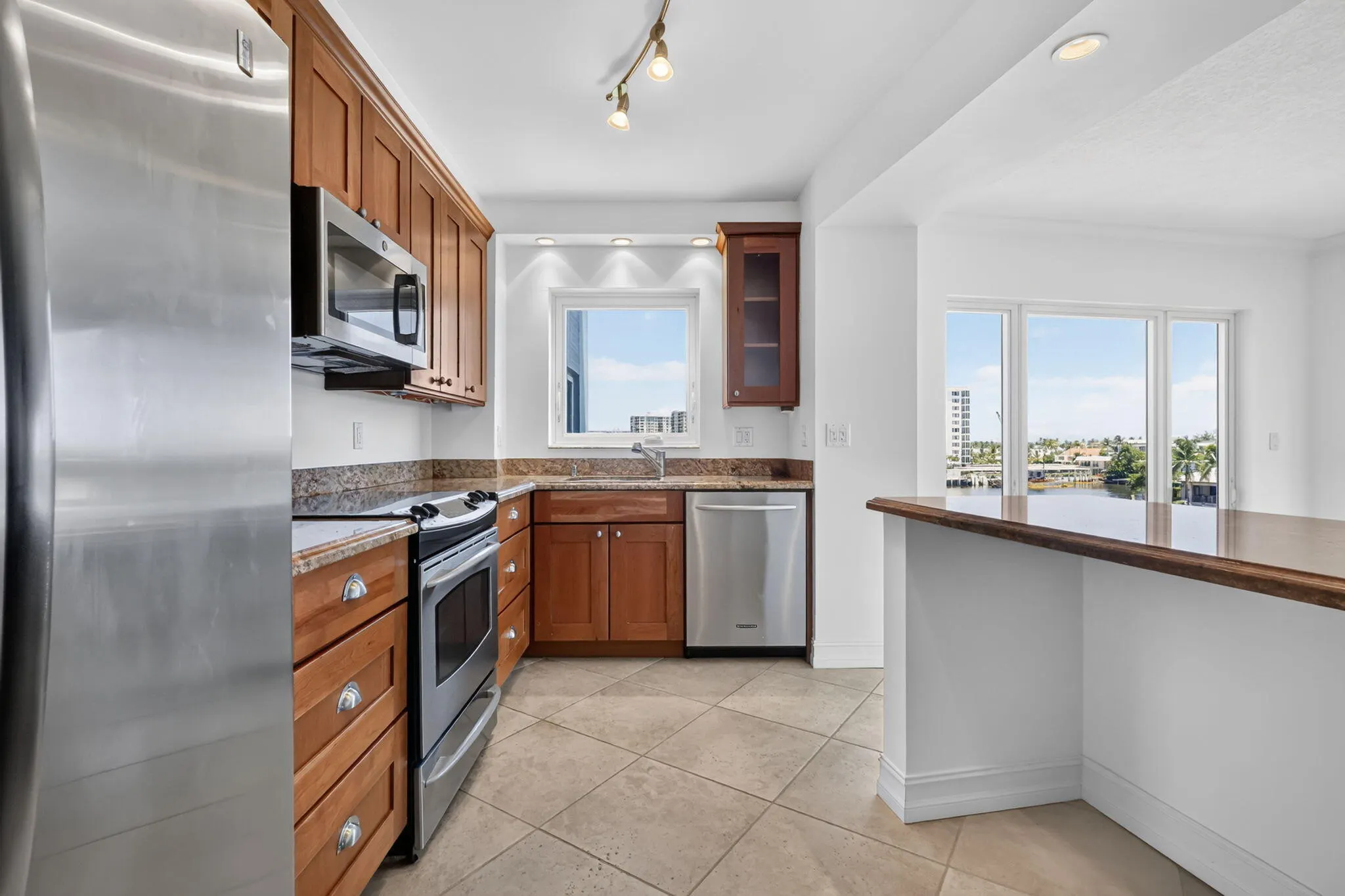 555 SE 6TH Avenue #4F
