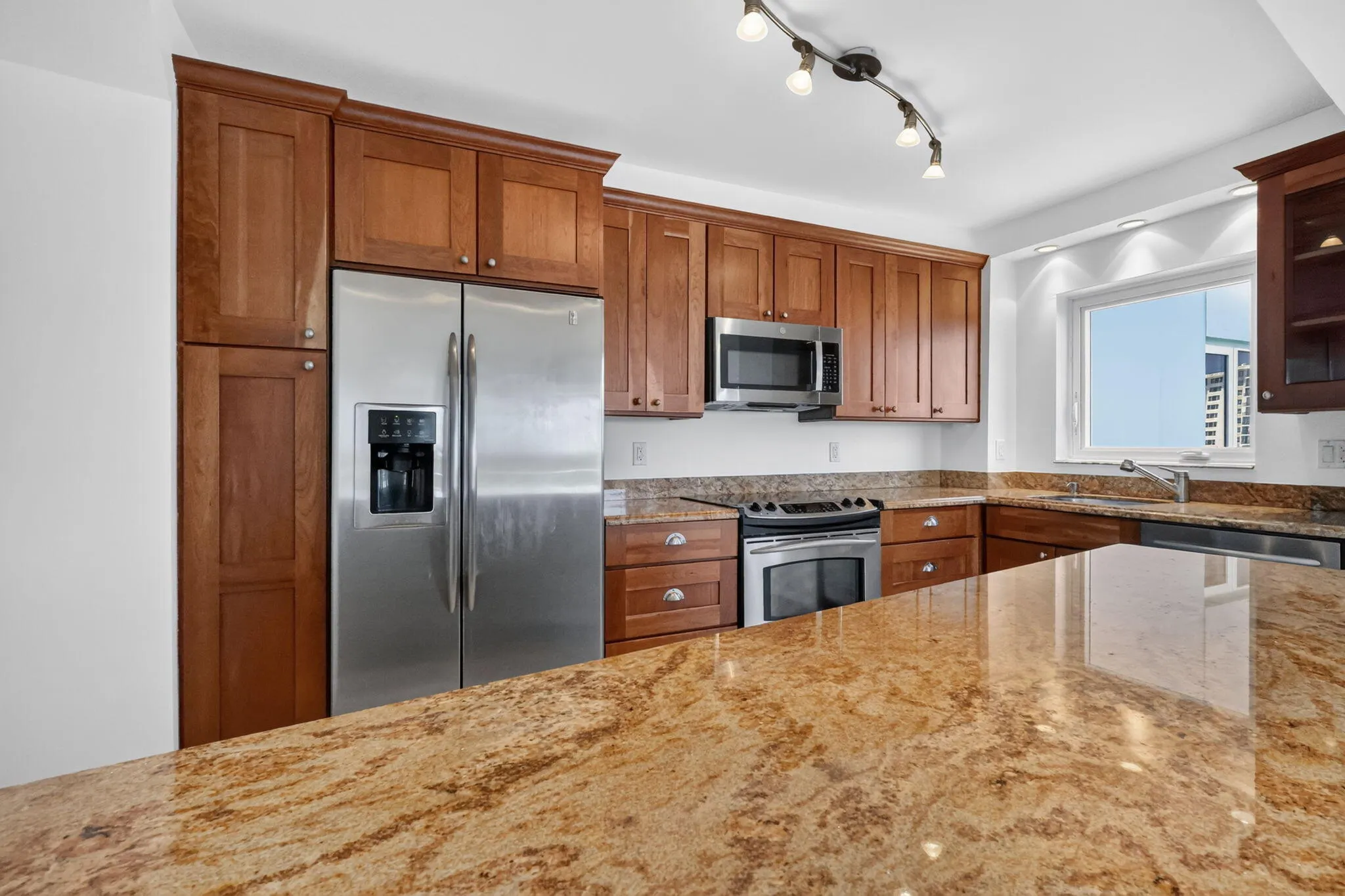 555 SE 6TH Avenue #4F