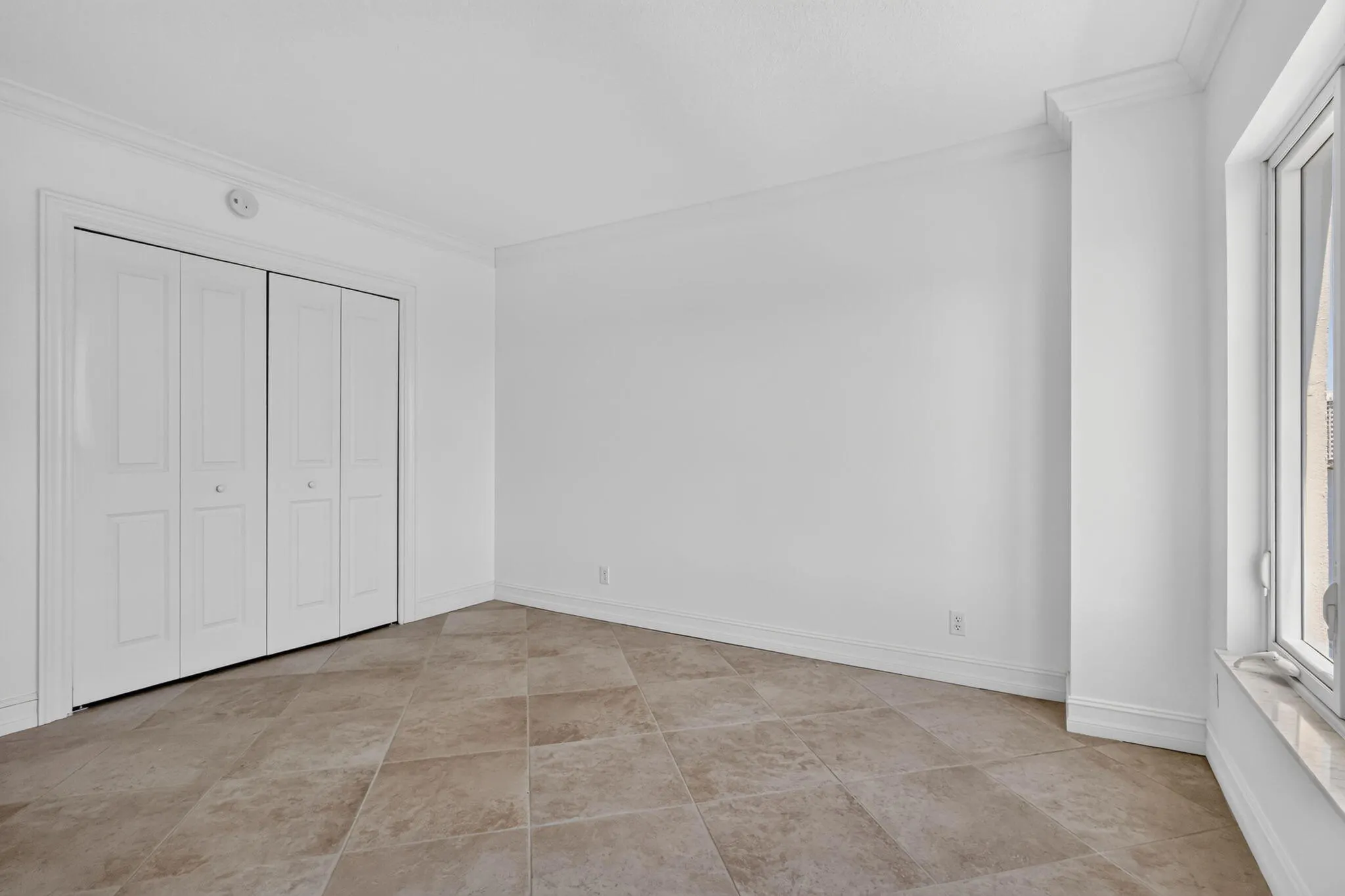 555 SE 6TH Avenue #4F