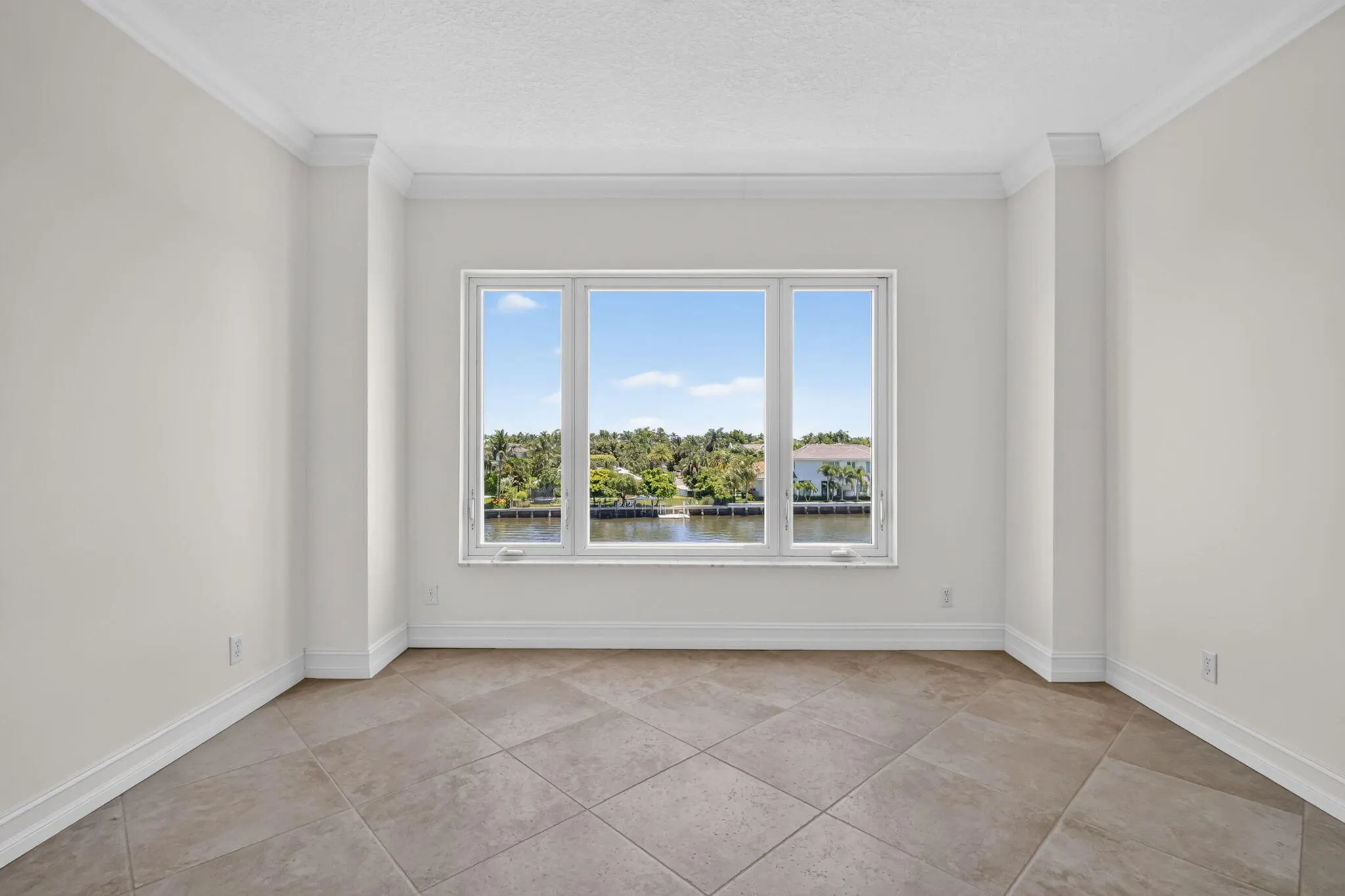 555 SE 6TH Avenue #4F
