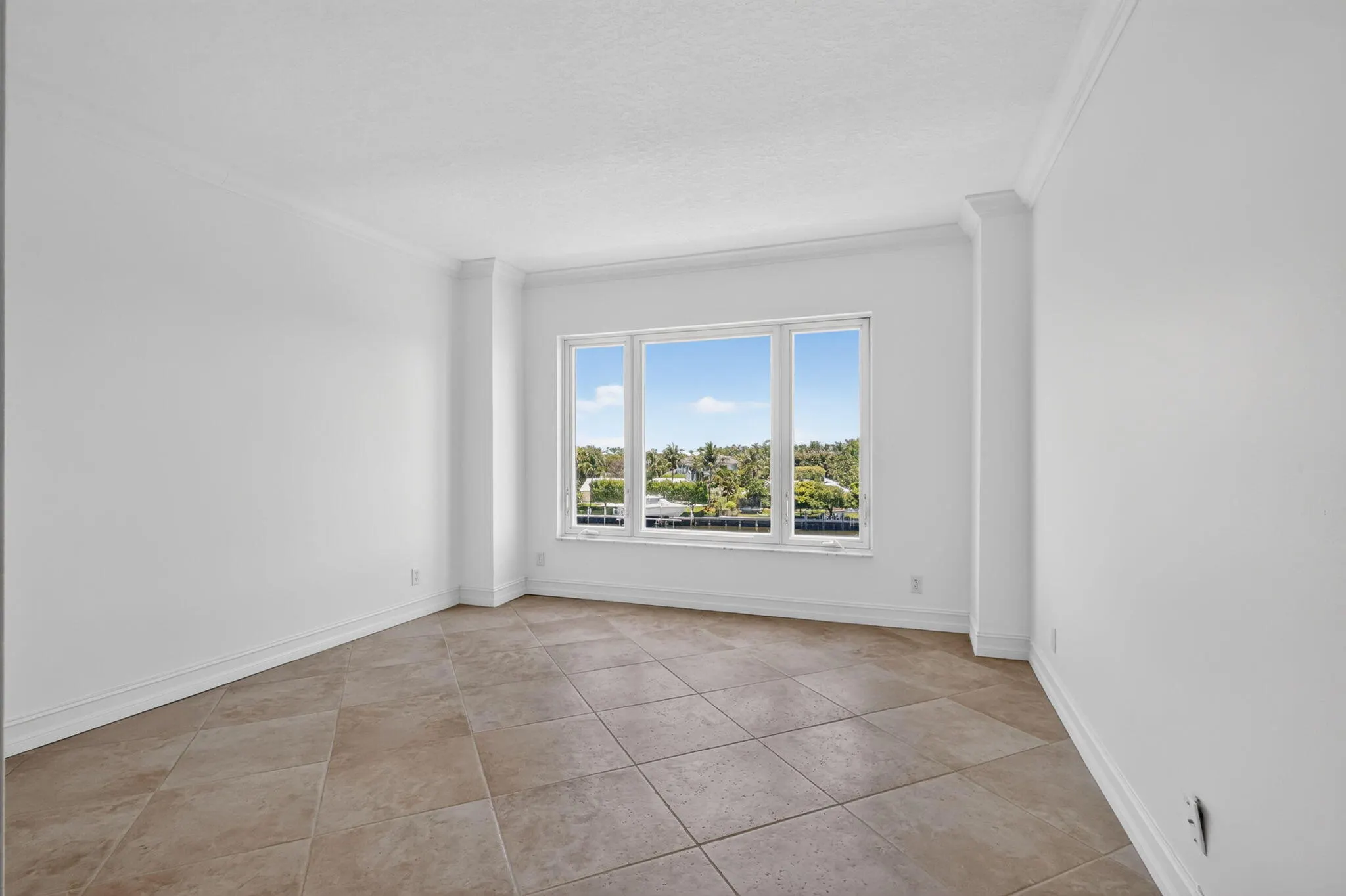 555 SE 6TH Avenue #4F