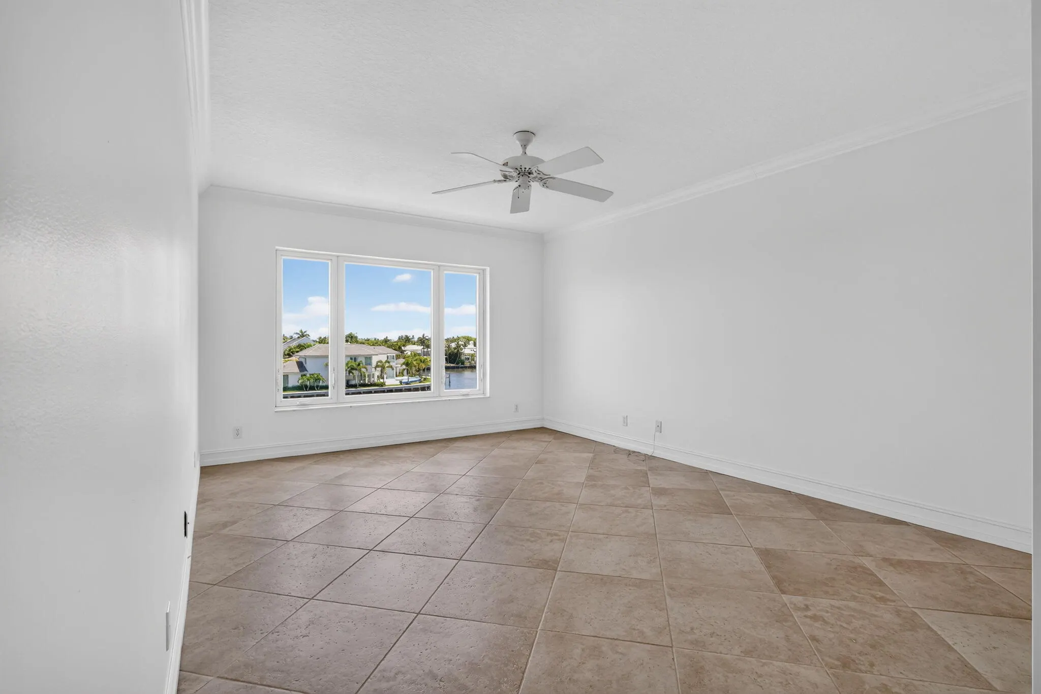 555 SE 6TH Avenue #4F